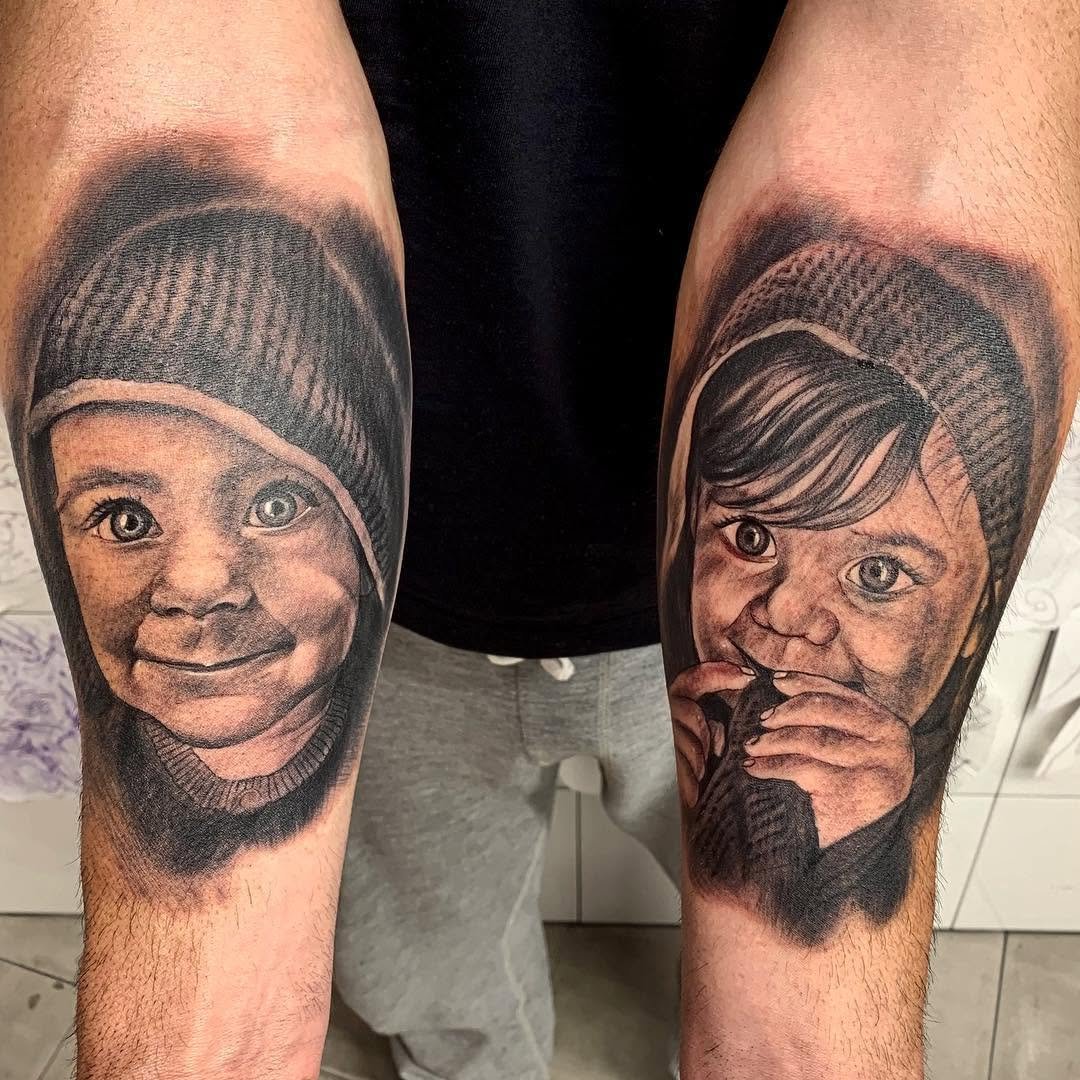 2 retratos de 2 niños portraitsportraitblackandwhite blackandgrey blckandgreytattoo tattooistinkeddonesdoshermanas doshermanastattoosevillasevillatattoorealistictattoo