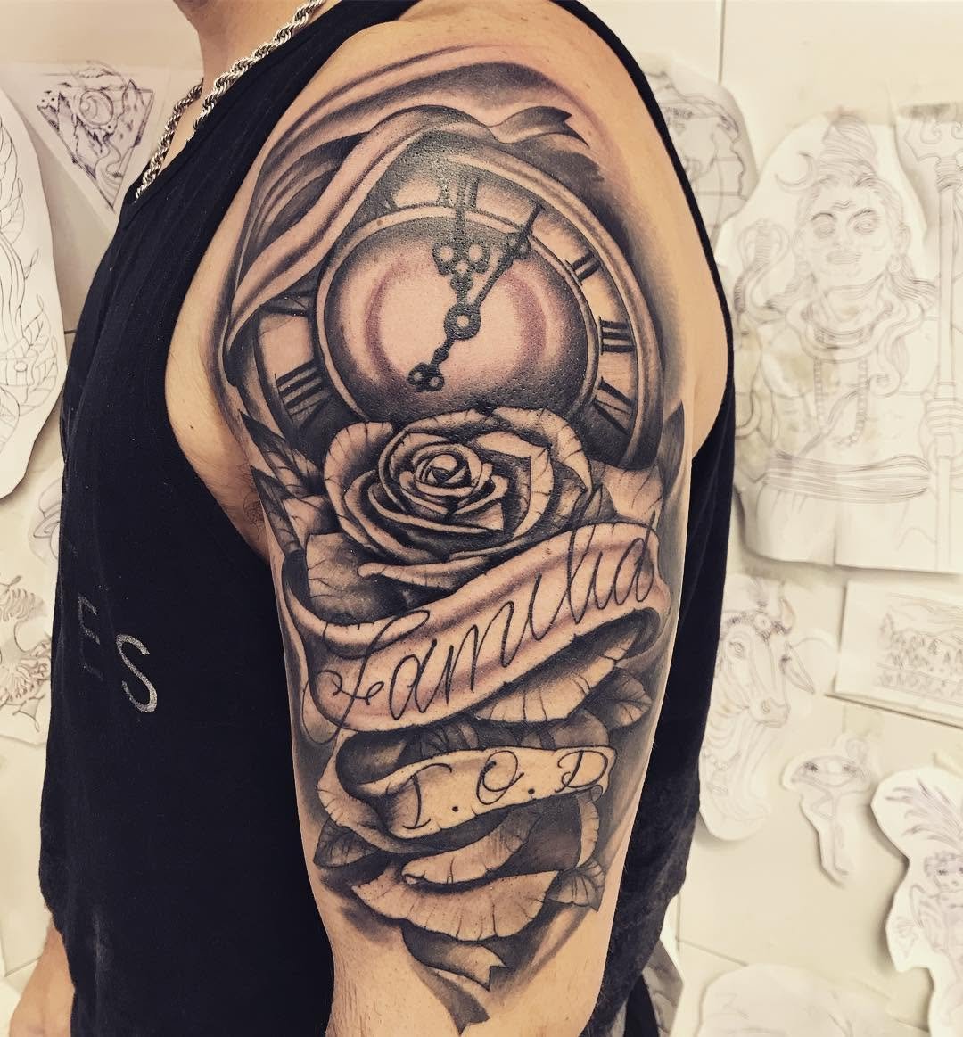 Blackandgrey composition. Reloj, rosa y lettering. blackandgrey blackandgreytattoo clocktattoorosesist instatattoo ed doshermanas doshermanastattoo sevilla sevillatattoo alcalatattoo alcaladeguadaira martink_tattoo armtattoo