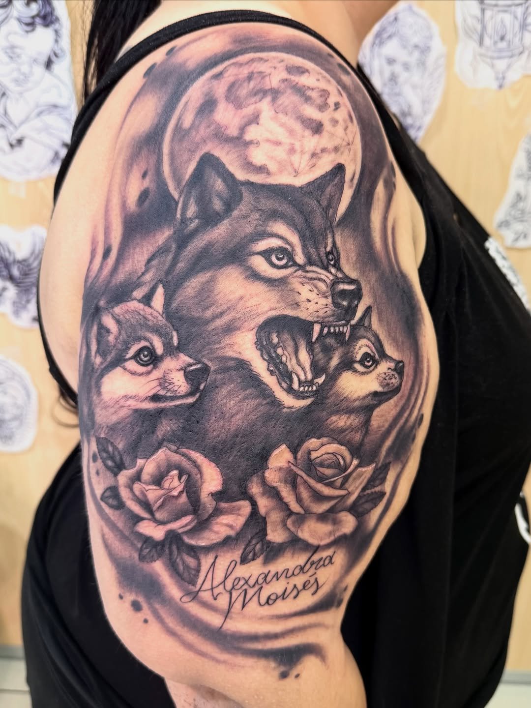 Composición blackandgrey que así representa su amor por sus hijos mediante una familia de lobos con rosas y luna