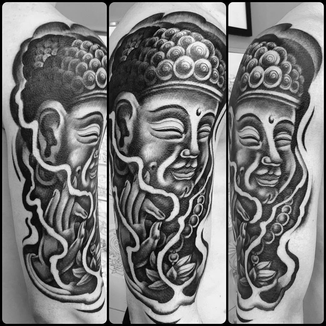 Buddha. buddha bnginksociety blackandgrey blackandgreytattoo martink_tattoo doshermanas doshermanastattoo sevillatattoo sevilla er ed ing españabudacool picoftheday instatattooidea skinbuddhistdesign