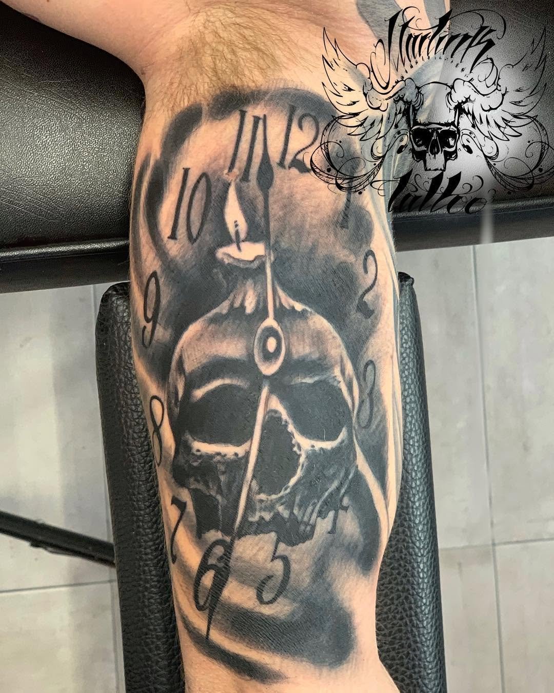 Calavera con vela en medio de un reloj. skull on his second day of healing healingmartink_tattoo tatsblackandgreytattoo skulltattooclocktattooblacktattooblackworktattoo ed eddonedoshermanas