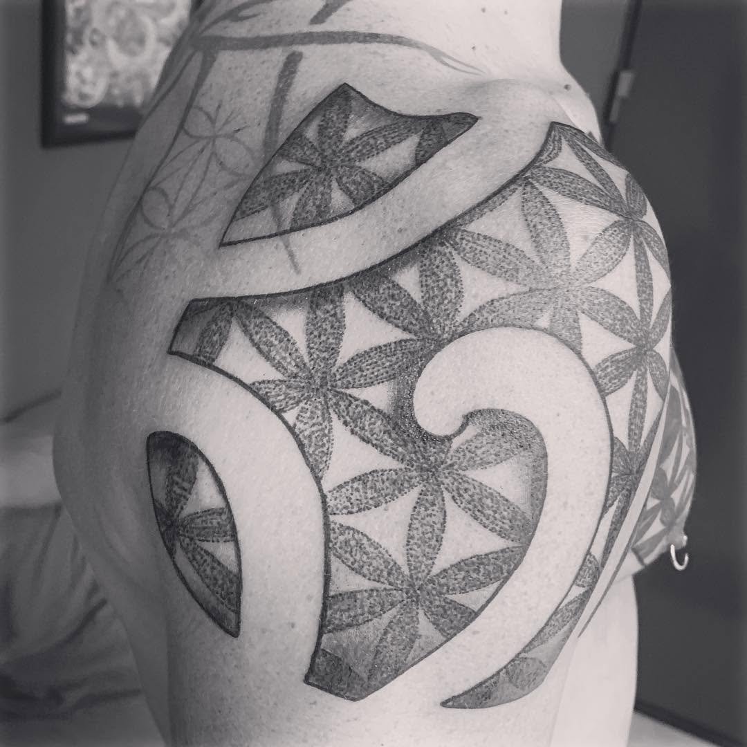 Dot work. martink_tattoo dotworktattoo blacktattooinprogress blackworktattoofreehandtattoo donegeometrictattooistinkinstatattoodoshermanas doshermanastattoo blackandgrey blackandwhite