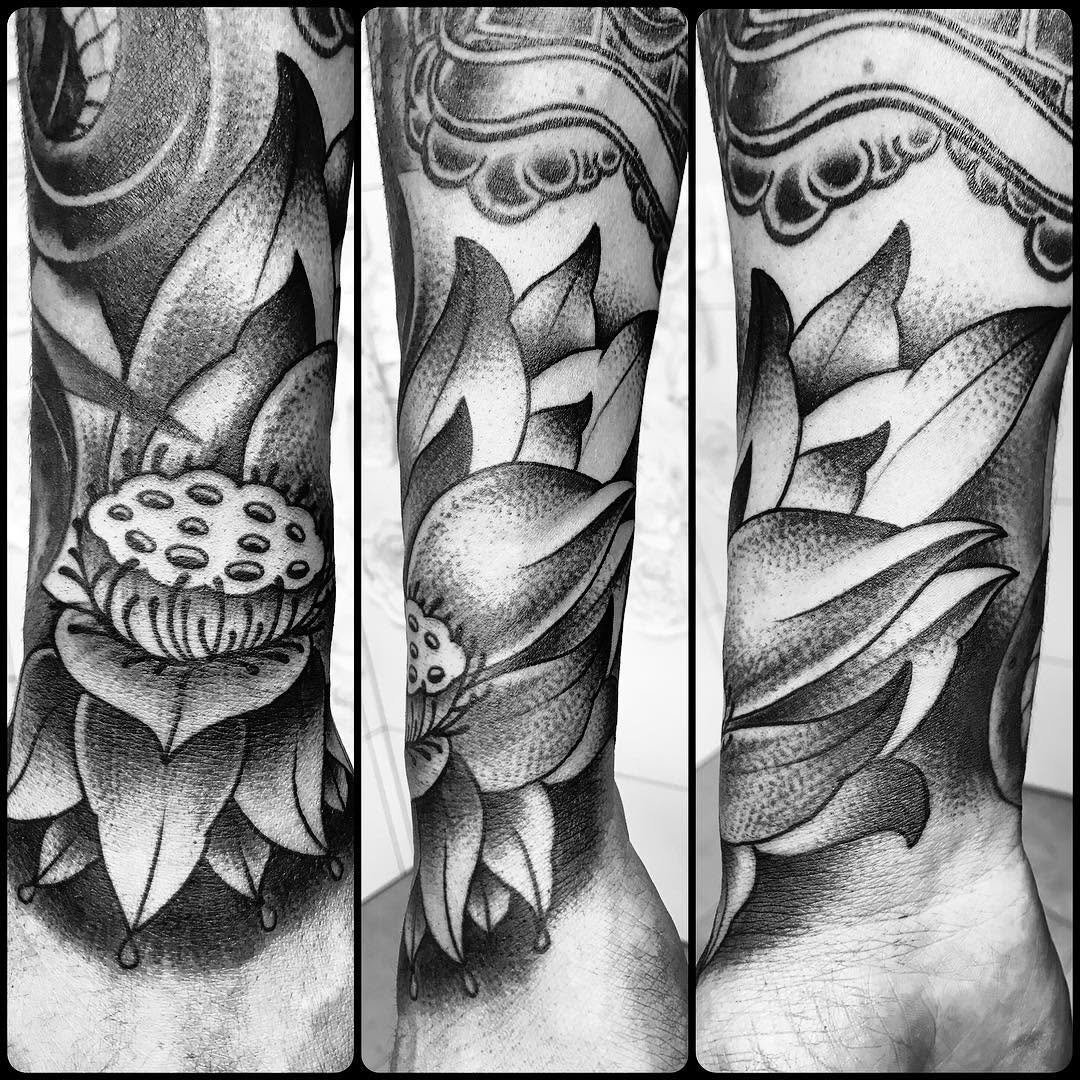Dotwork freehand dotwork black blacktattoo blackandgreytattoo dotworktattoo ed s tater ist ist skindoshermanas doshermanastattoo martink_tattoo