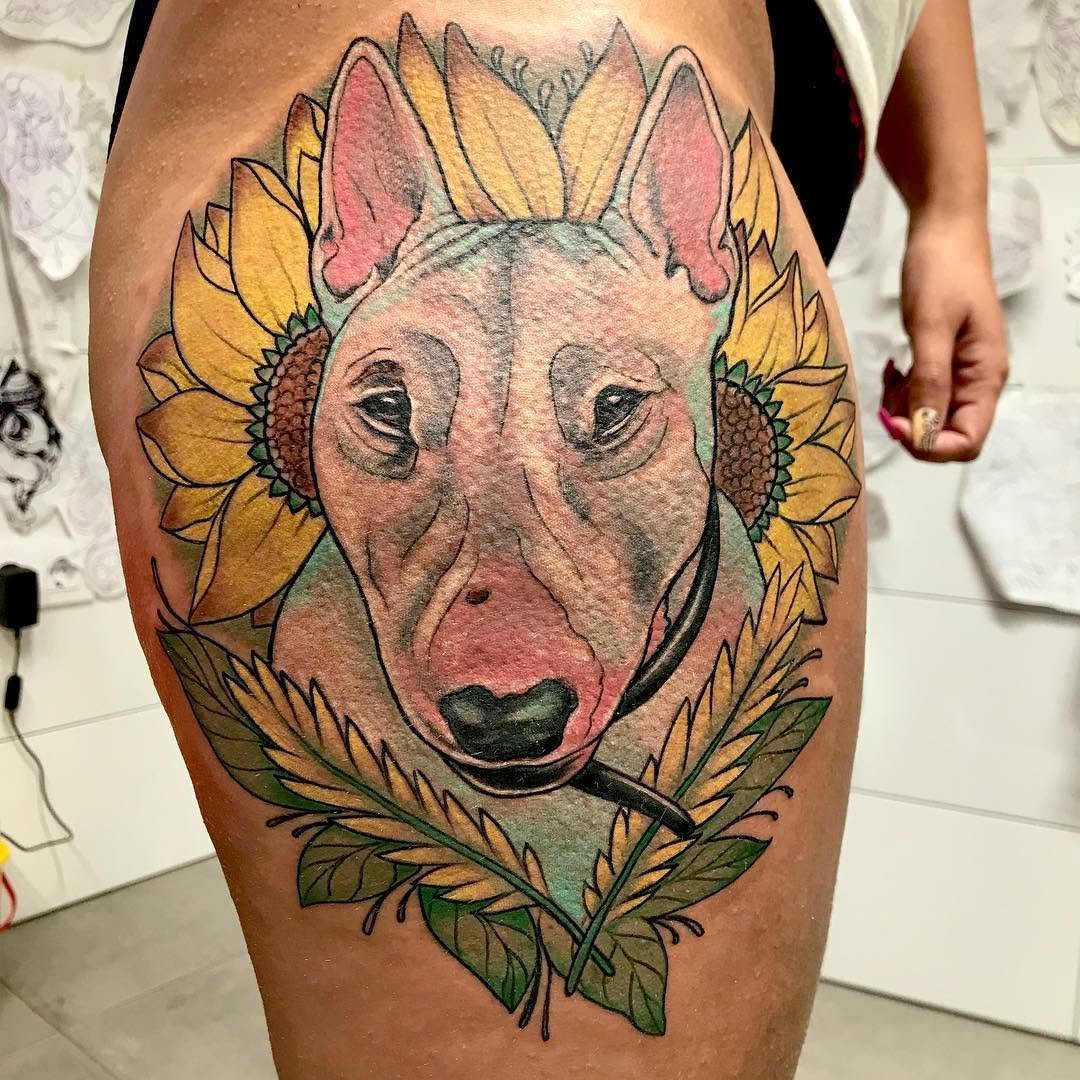 Duque. Perro a color con flores. Girasol. bullterrier dogsneotraditionaltattoo neotraded tatsskinistmartink_tattoo dogtattoo doshermanastattoo doshermanas sevilla sevillatattoo colortattoo colorsinstatattoopicoftheday instacoolfashion swag