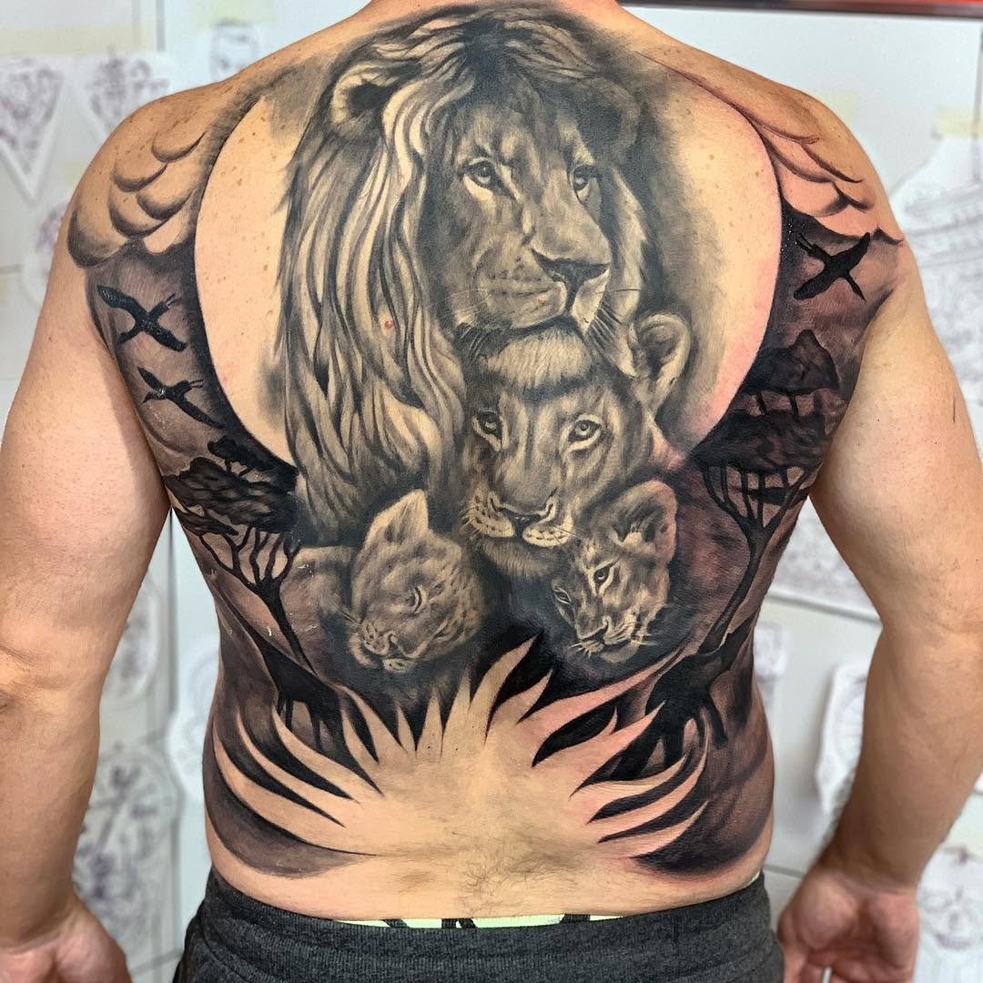 Familia de leones en espalda con fondo de África backinprogressbacktattoolionking lionfamilyfamilyblackandgrey bnginksociety