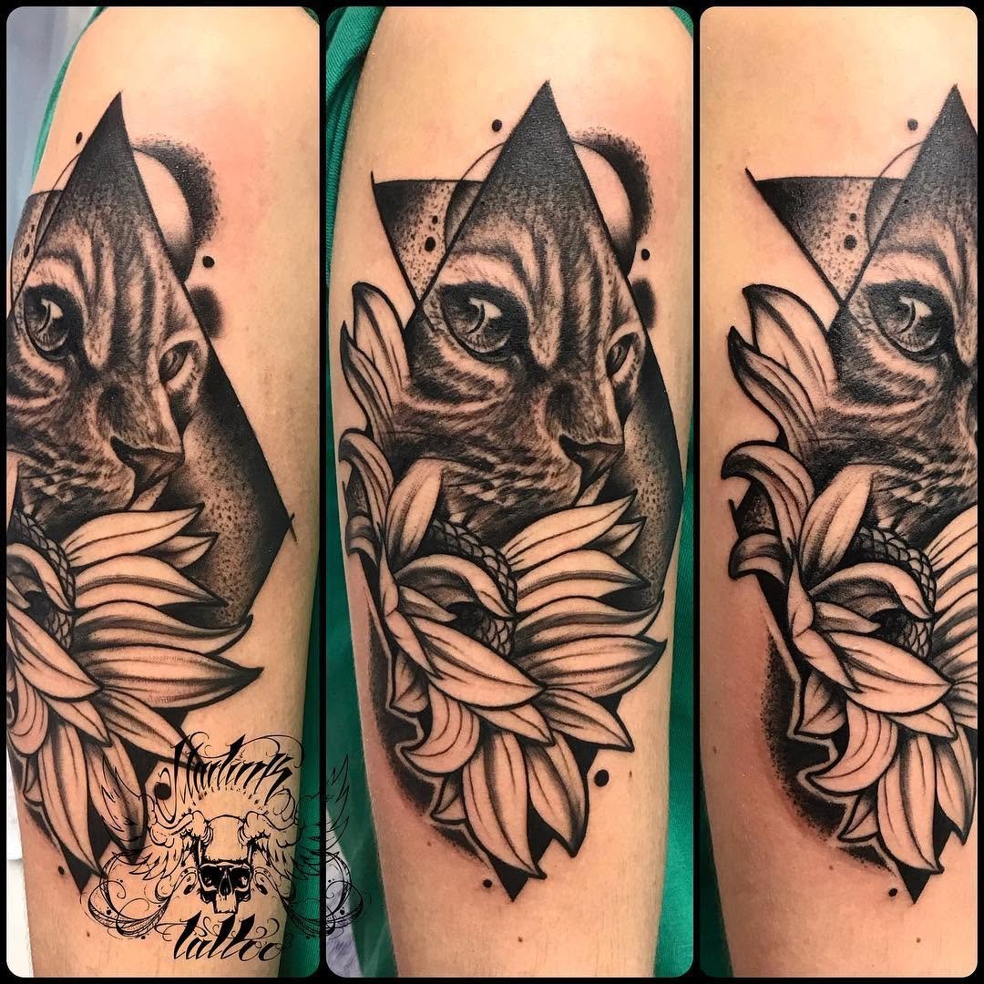 Gato con flores. dotwork dotworktattoo dot bnginksociety blackandgreytattoo tbtsvq edsupportflash martink_tattoo statisttatooinkdonecatcats