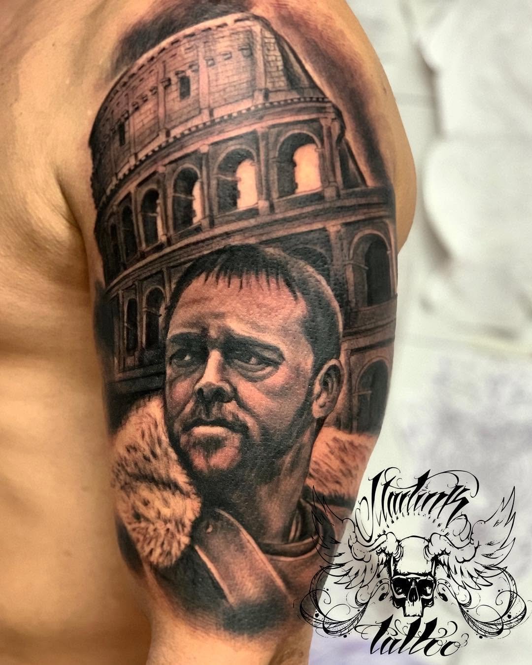 Gladiator Russel Crowe frente al Coliseo Romano russelcrowe gladiatorromacoliseumblackandwhite blackandgreytattoo bnginksociety stateddonemairenadelaljarafe alcaladeguadaira mairenadelalcor doshermanas sevilla martink_tattoo doshermanastattoofilmsistinstatattoothebestspaintattooartists