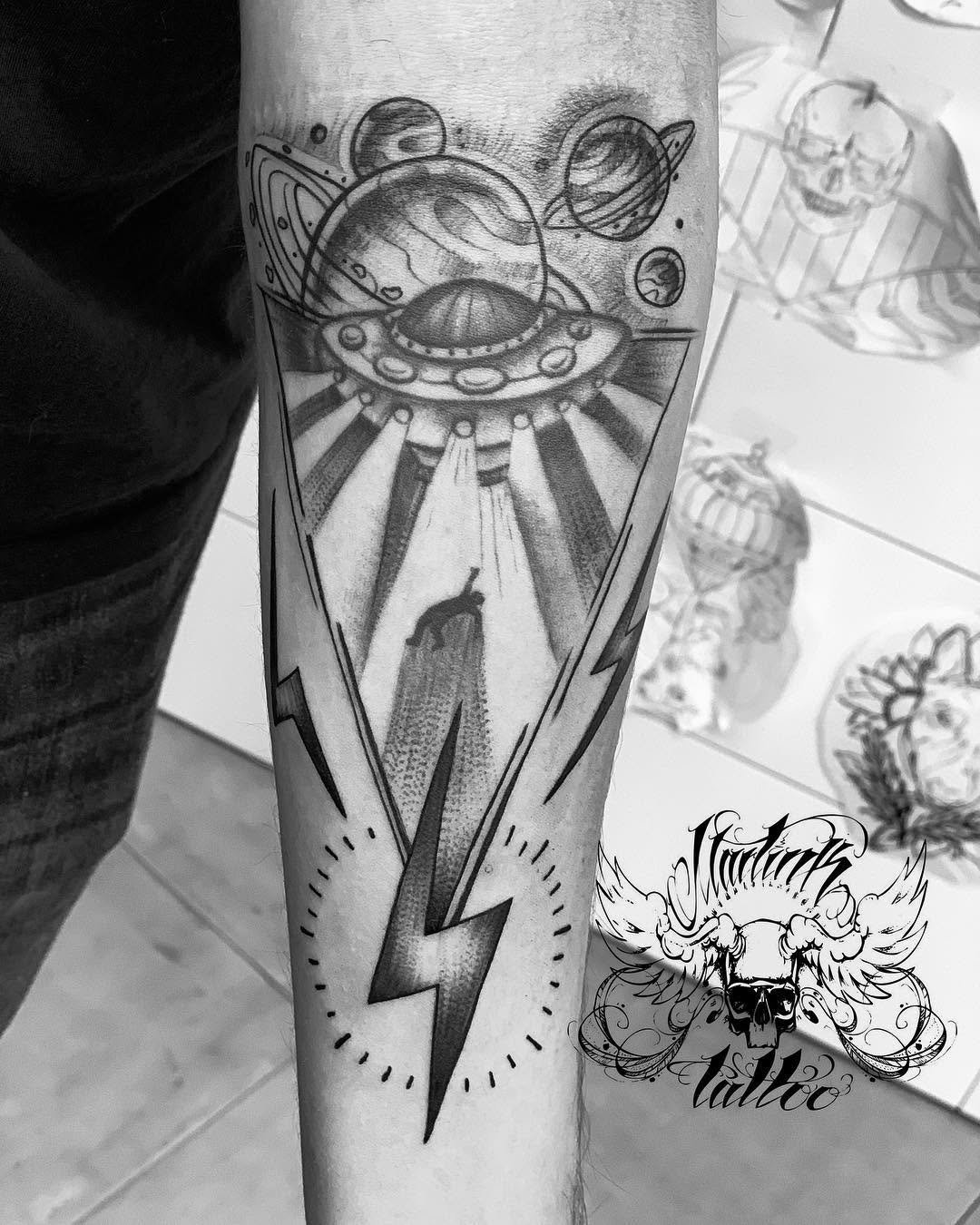La fuerza cosmica. Ovni abduciendo a persona, con rayos y planetas 7notas7colores subeaminaveespacial muchomublacktattoocosmicspaceshipufoeduniversalenergytbtsvq design oinktatdoshermanas doshermanastattoomartink_tattoo aliens 51area
