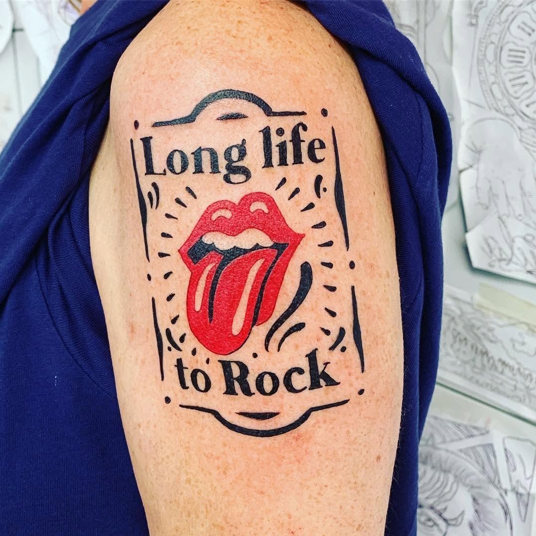 Lengua de Rolling Stones con el texto Long life to Rock rockrockandroll music arists rollingstones sevilla sevillatattoomartink_tattoo doshermanasdoshermanastattooskintat