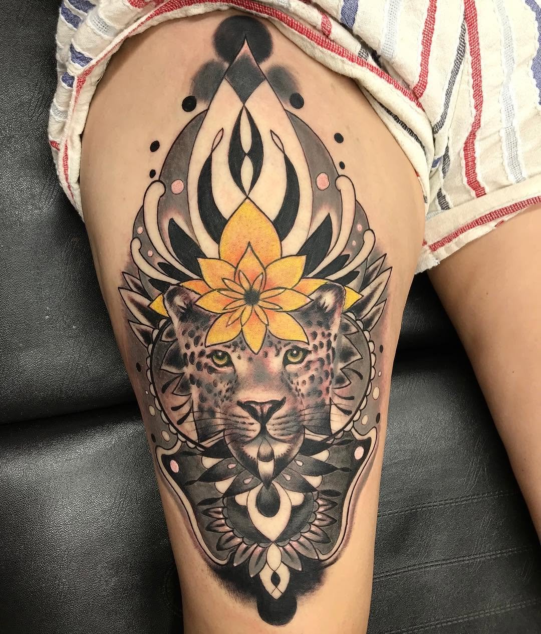 Leopardo con flor. tatsdoneneotraditionaltattoo neotrad animalssevillasevillatattoodoshermanas doshermanastattoo martink_tattoo desinglovetattoosistskintattoo