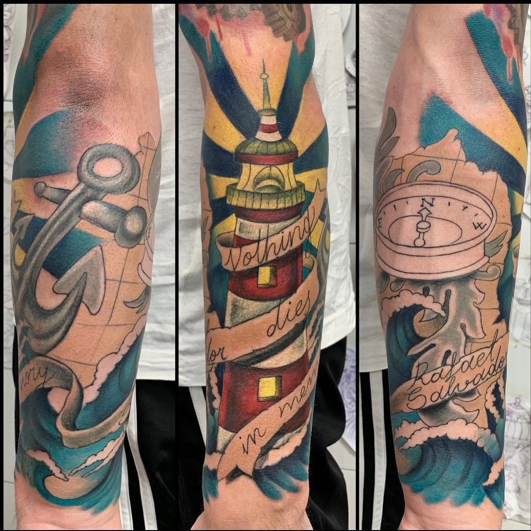 Manga marina con ancla, faro, brújula y mar. colorfulcolortattoosneotraditionaltattoo inprogress tatdoshermanas doshermanastattoo martink_tattoo traditionaltattoo donesupport istink design