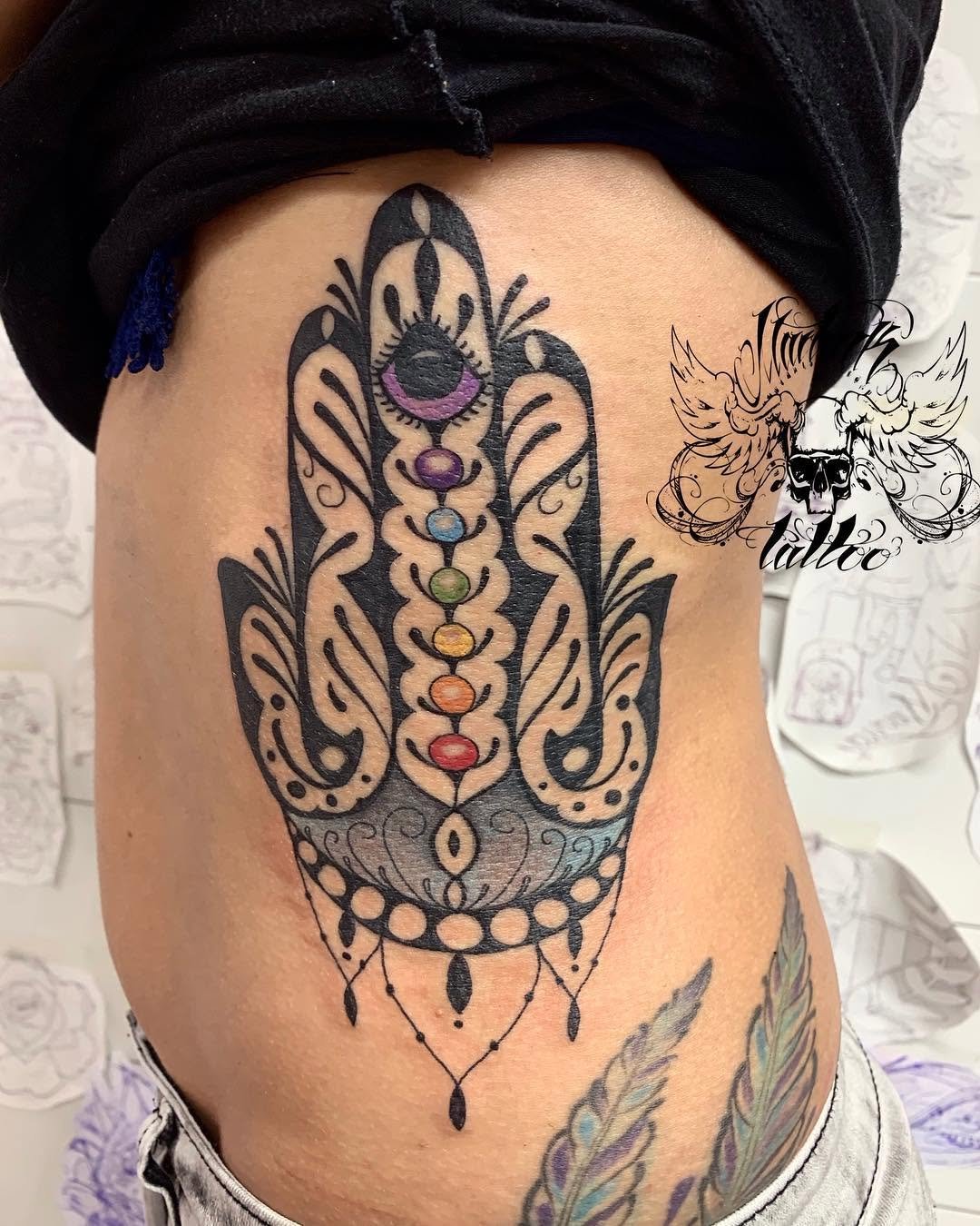 Mano de Fátima chakrasfatimashand manodefatima girls edgirls martink_tattoo doshermanasdoshermanastattoosevillasevillatattooedtats instatattooidea model tbtsvq