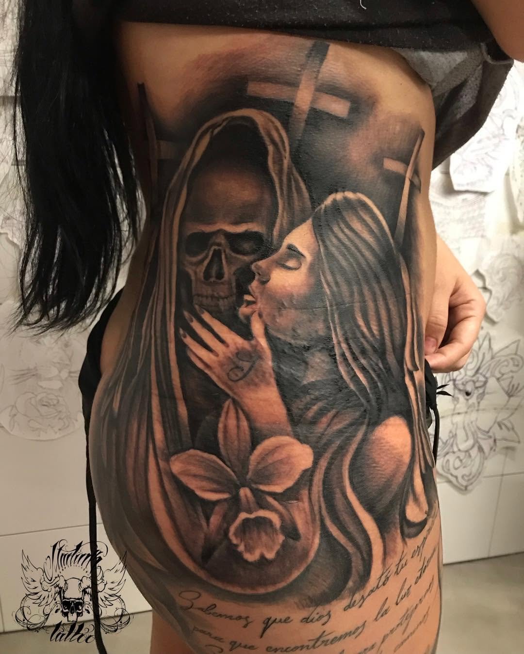 Mujer besando a la muerto con texto. Flor y cruces. bnginksociety blackandwhite blackandgrey tatseddeadlifeloveistmodelsmodelsgirlsedgirls