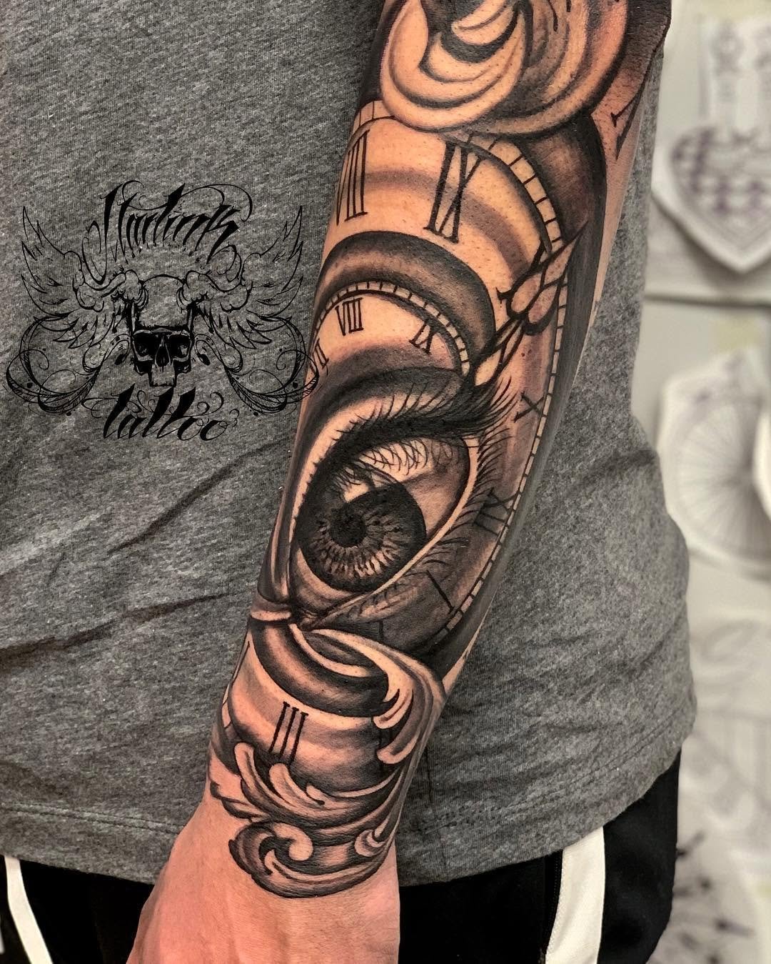 Ojo con un reloj de agujas en el brazo sleevetattoo sleeveinprogress blackandgreytattoo sskinistsevillasevillatattoodoshermanas doshermanastattoo martink_tattoo tbtsvqed istink