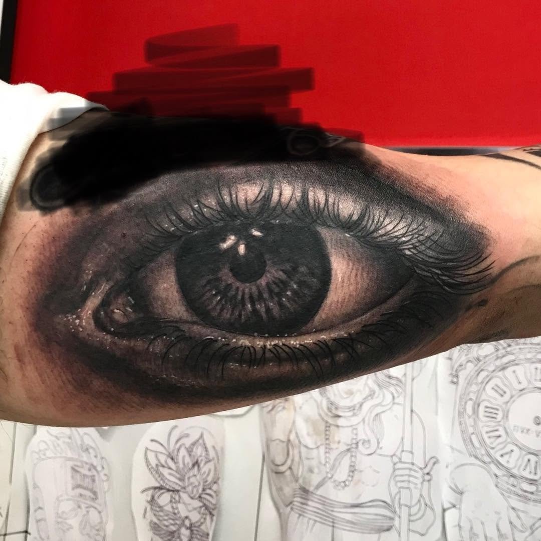 Ojo. eyerealistictattoo realism ojosbnginksociety blackandgrey blackandgreytattoo stated doshermanastattoo doshermanas instatattoo glamfashion swag sevilla sevillatattoo ist badbunny musicbadassrock