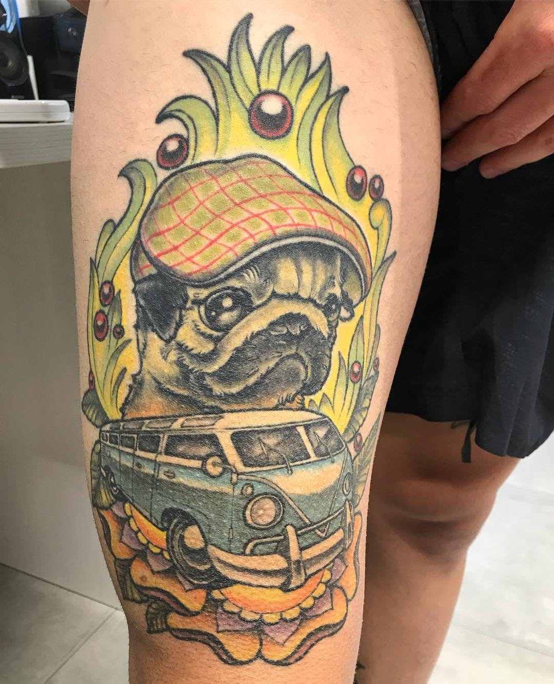 Perro Carlino. healedtattoo neotraditionaltattoo carlinodogvantatooed charlysevillasevillatattooferia colortattoo doshermanas doshermanastattoo martink_tattoo