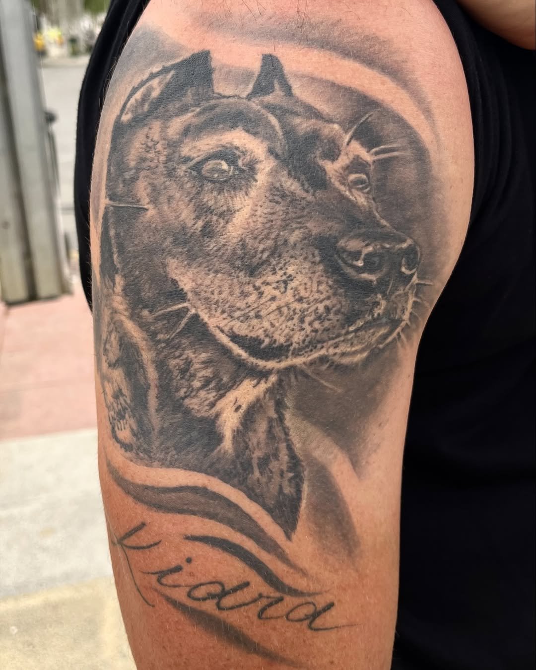 Tatuaje profesional en estudio MartinK Tattoo de un perro