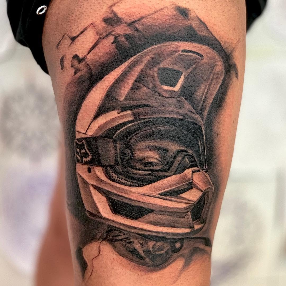 Tatuaje profesional en estudio MartinK Tattoo motociclismo