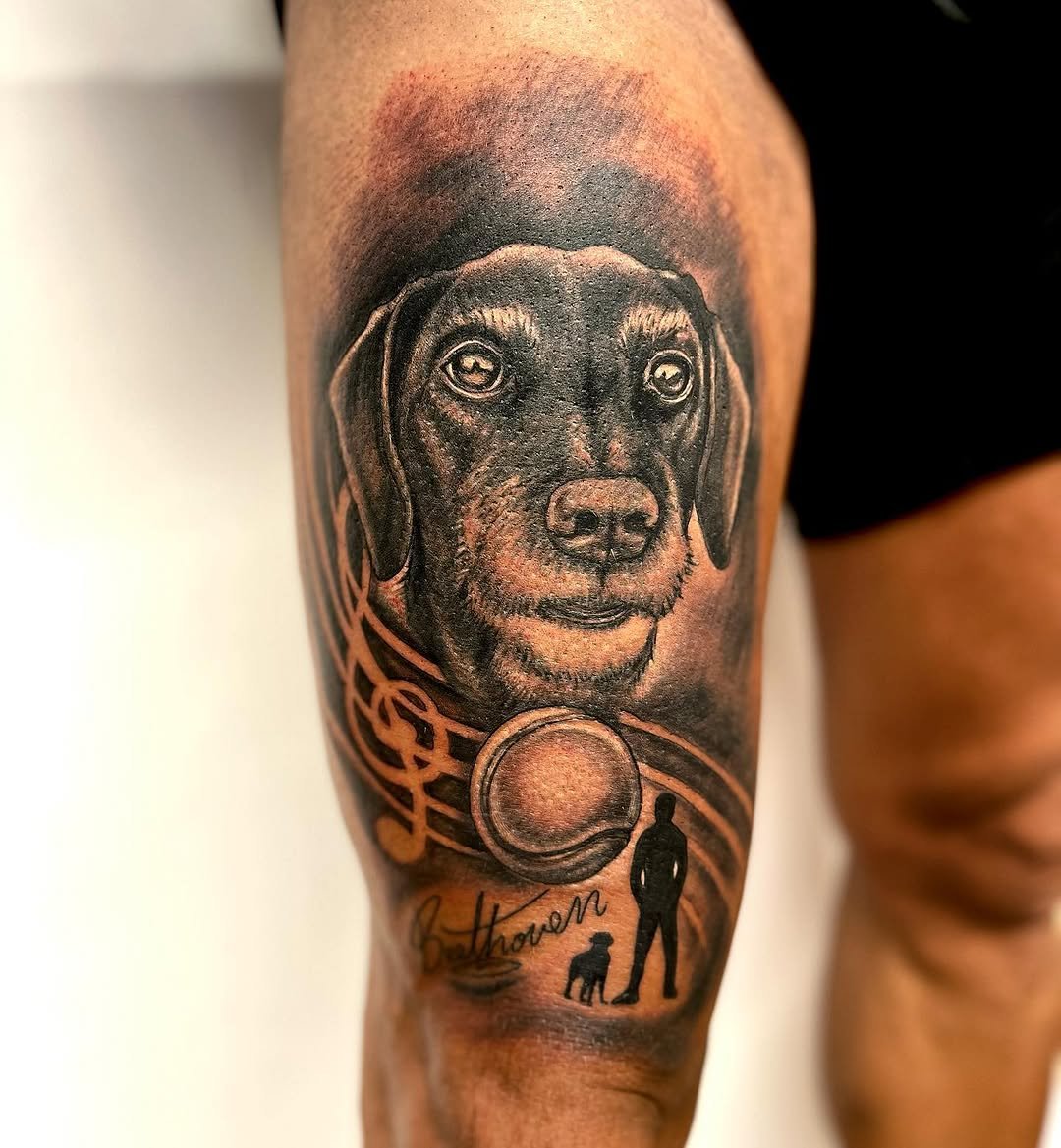 Tatuaje profesional en estudio MartinK Tattoo de un perro llamado Beethoven