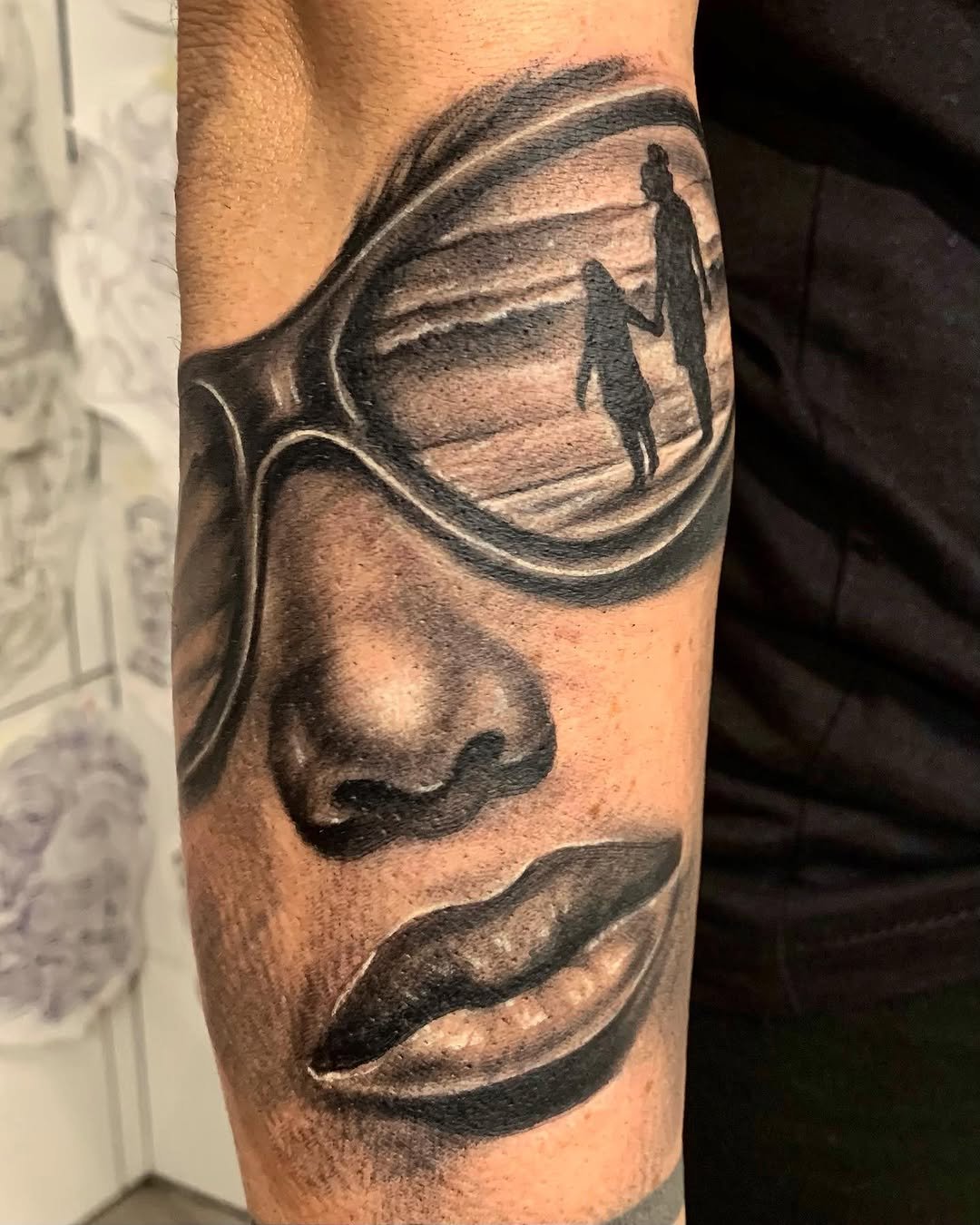 Tatuaje profesional en estudio MartinK Tattoo de unas gafas