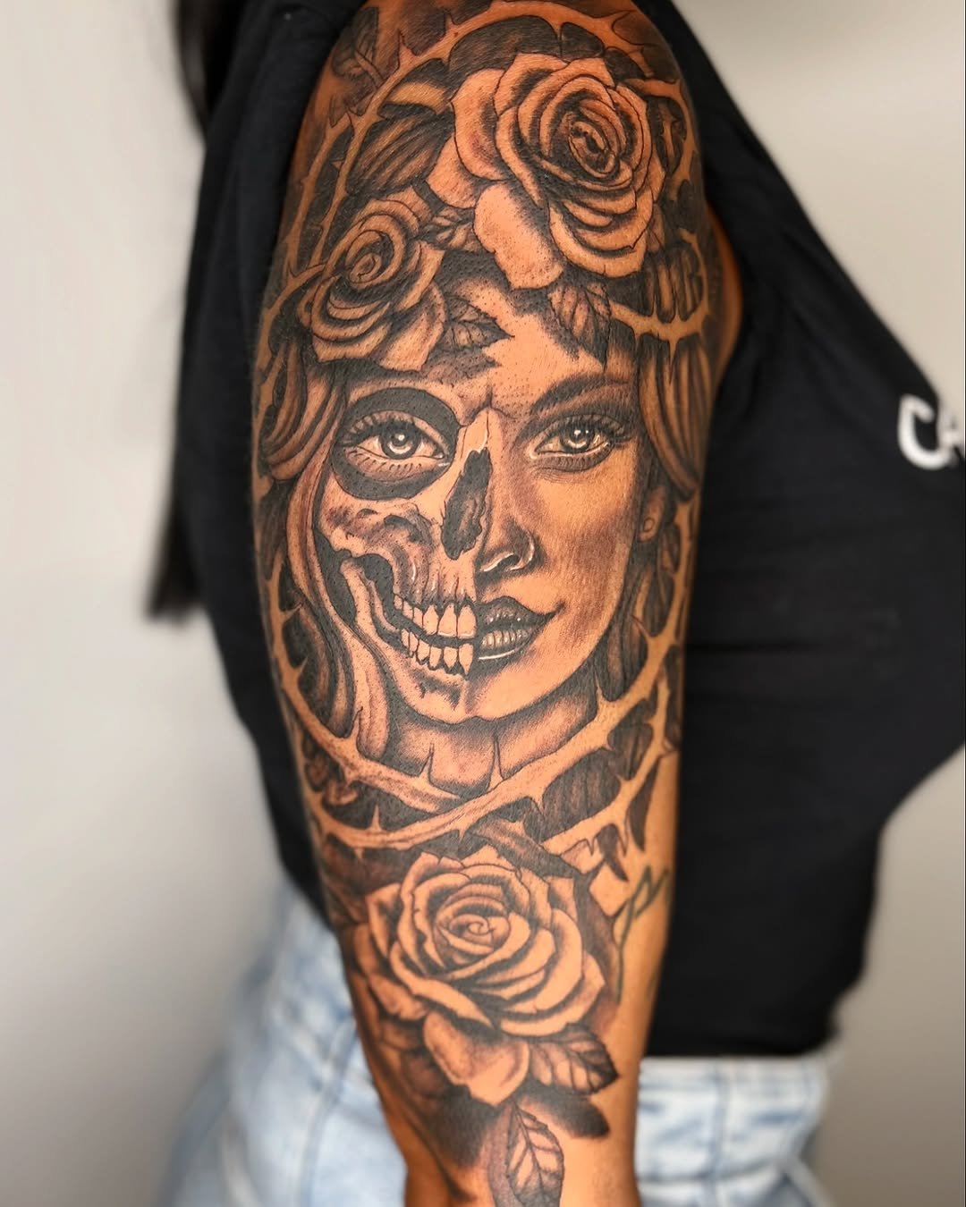 Tatuaje profesional en estudio MartinK Tattoo con rosas y espinas