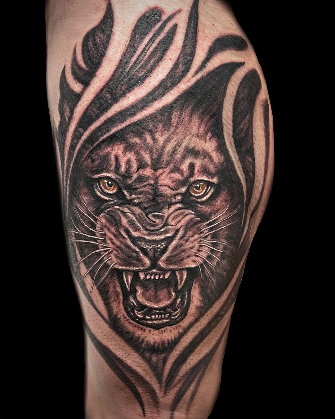 Tatuaje profesional en estudio MartinK Tattoo de un león