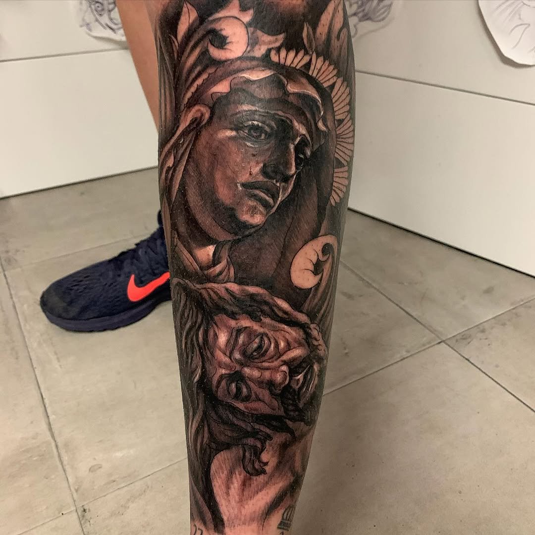 Tatuaje profesional en estudio MartinK Tattoo religioso de la Virgen de la Amargura y el Cristo