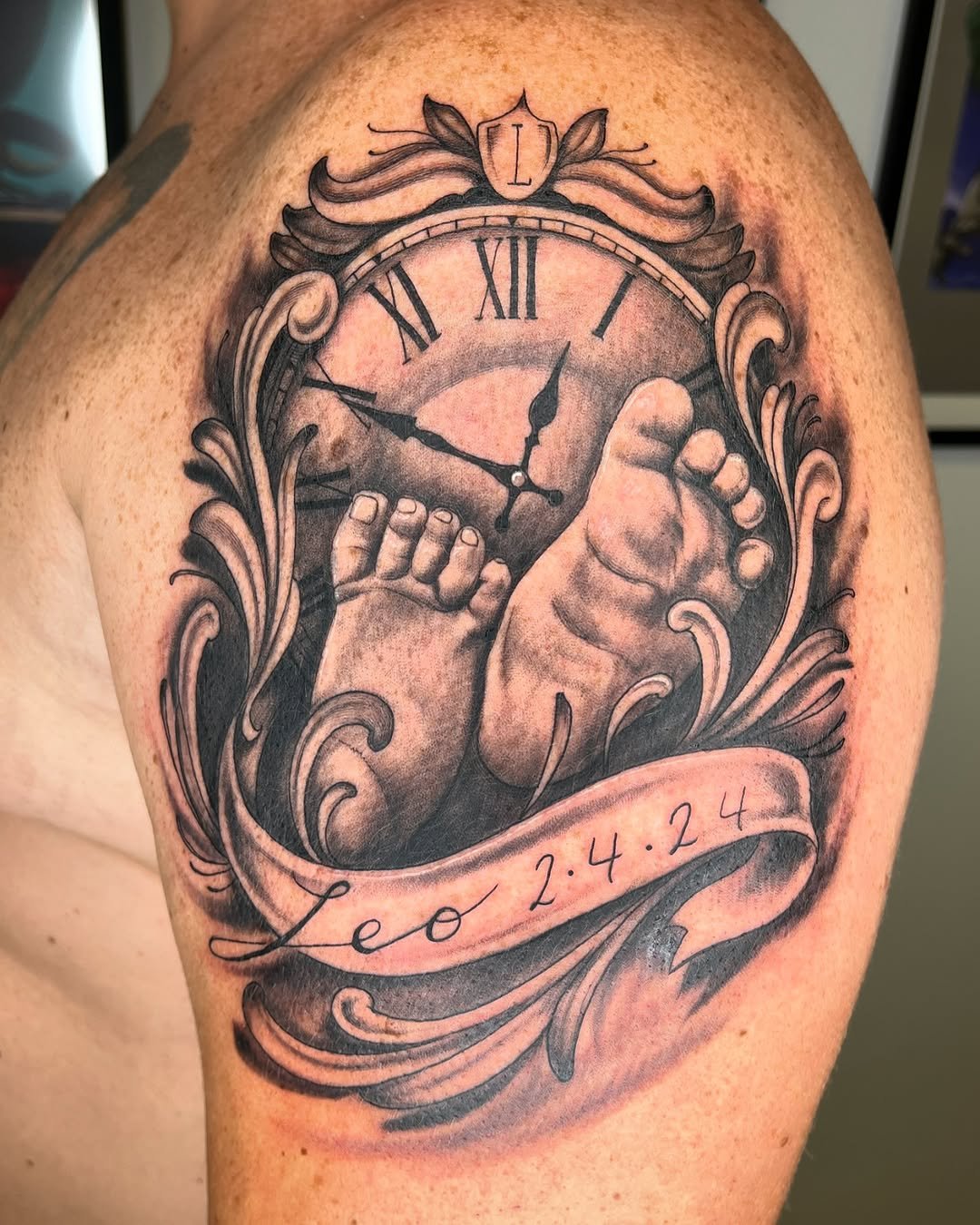 Tatuaje profesional en estudio MartinK Tattoo que representa el nacimiento de un hijo