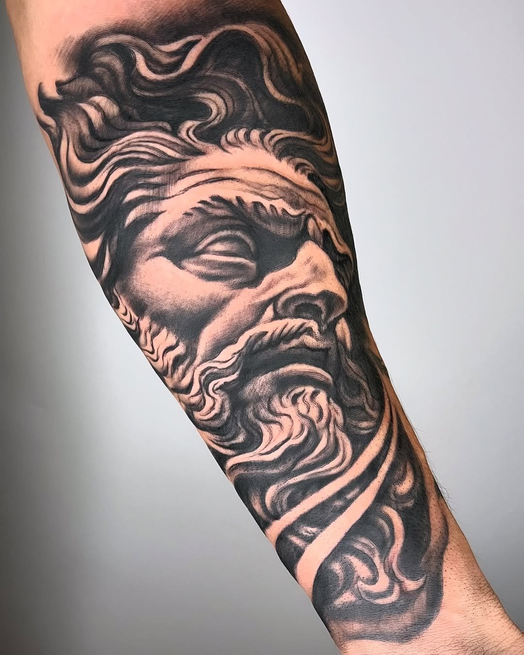 Tatuaje de Zeus que es el rey de los dioses en la mitología griega, el dios del trueno y el gobernante del monte Olimpo
