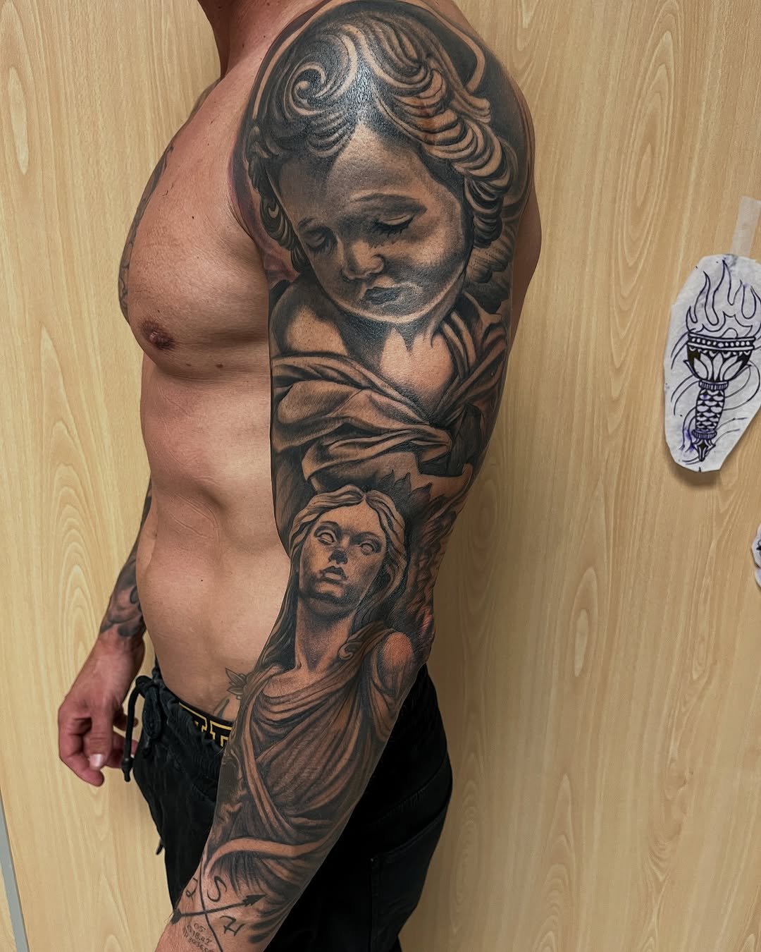Tatuaje profesional que representa la Divinidad celestial y escultura clásica en estudio MartinK Tattoo