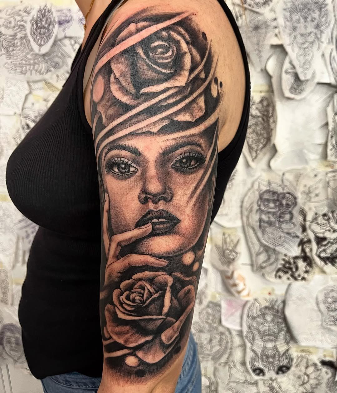 Tatuaje profesional en estudio MartinK Tattoo de un retrato con rosas