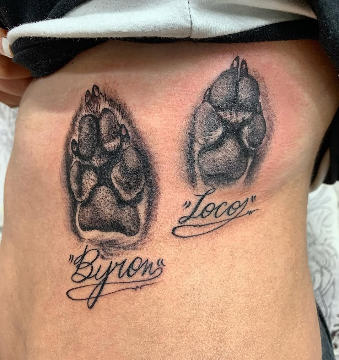 Tatuaje profesional en estudio MartinK Tattoo con huellas de perros