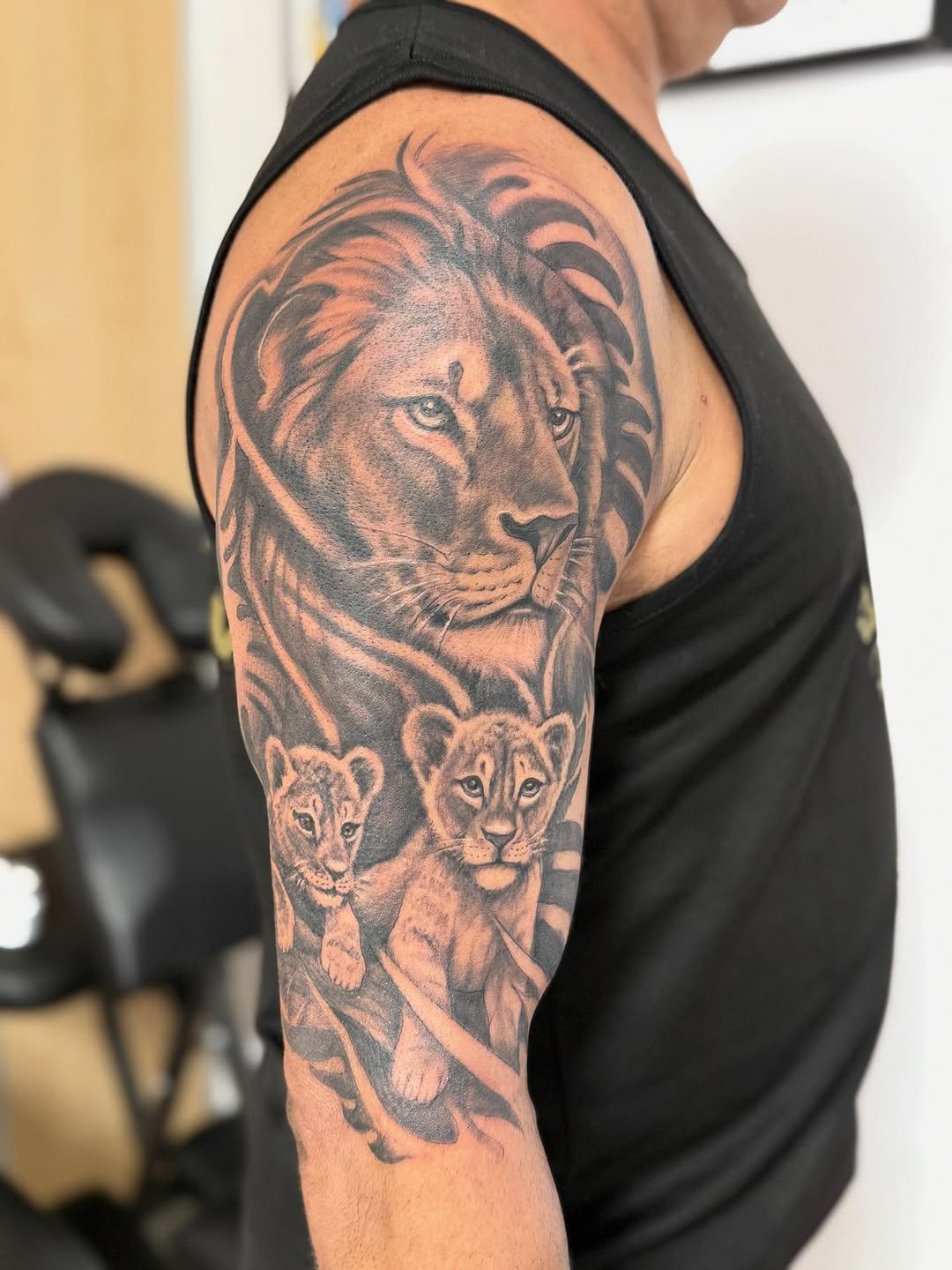 Tatuaje profesional en estudio MartinK Tattoo Protección y unidad familiar representada con leones