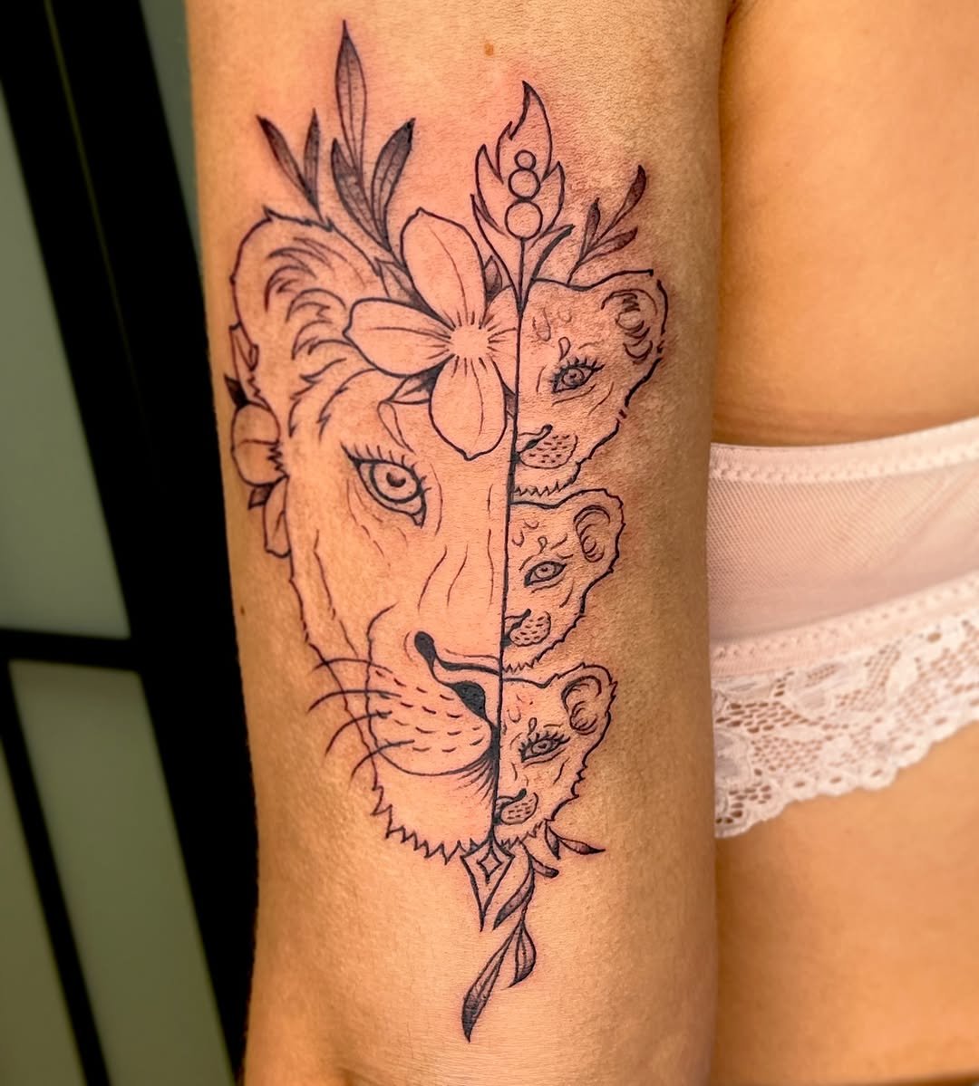 Tatuaje profesional en estudio MartinK Tattoo llamado Fuerza maternal felina con leones
