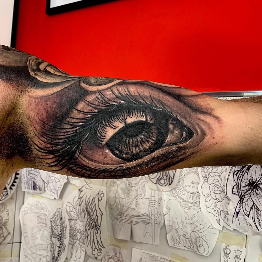 Tatuaje profesional en estudio MartinK Tattoo de un ojo