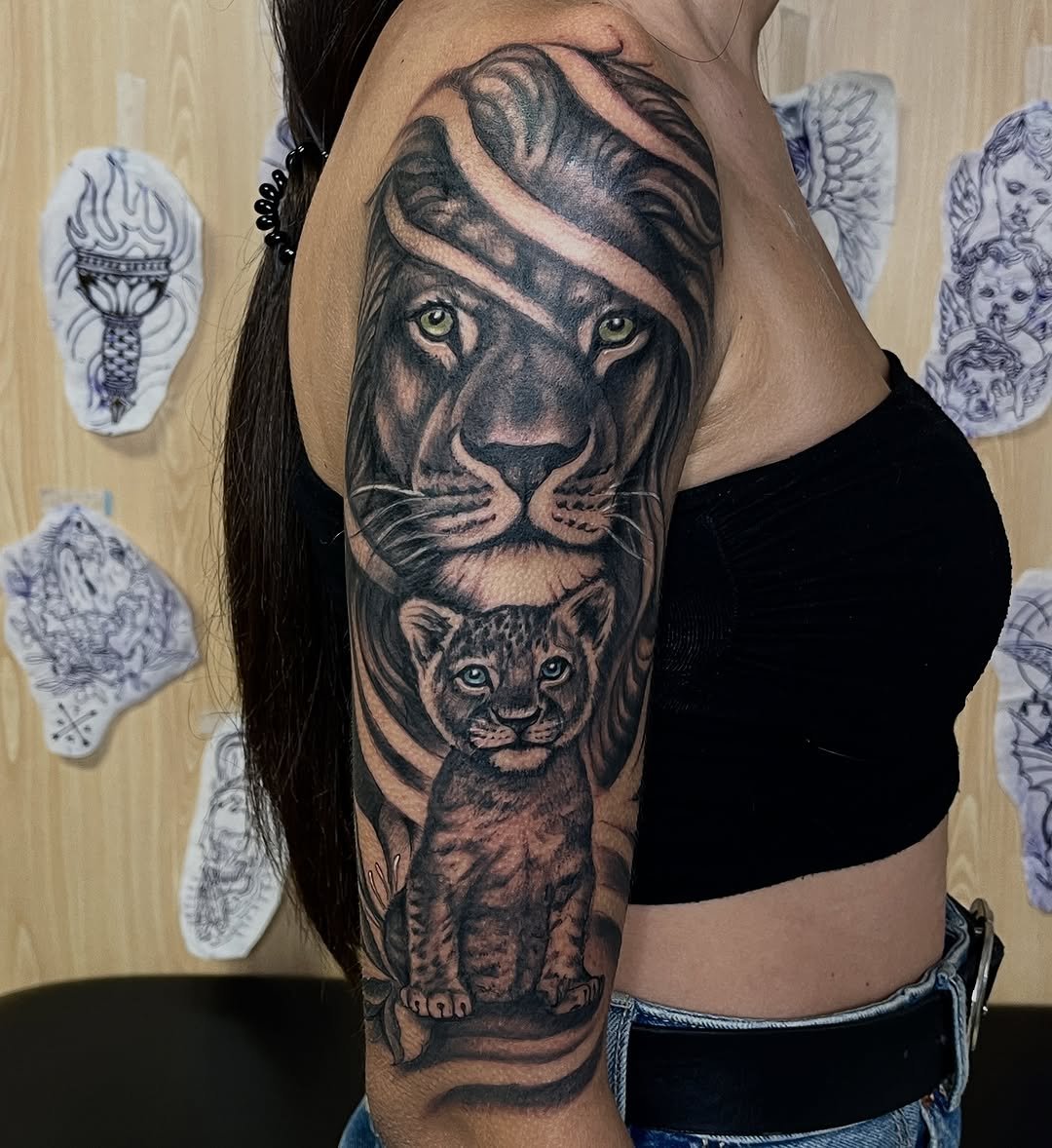 Tatuaje profesional de leones que homenajea a su padre y refleja su niñez en estudio MartinK Tattoo