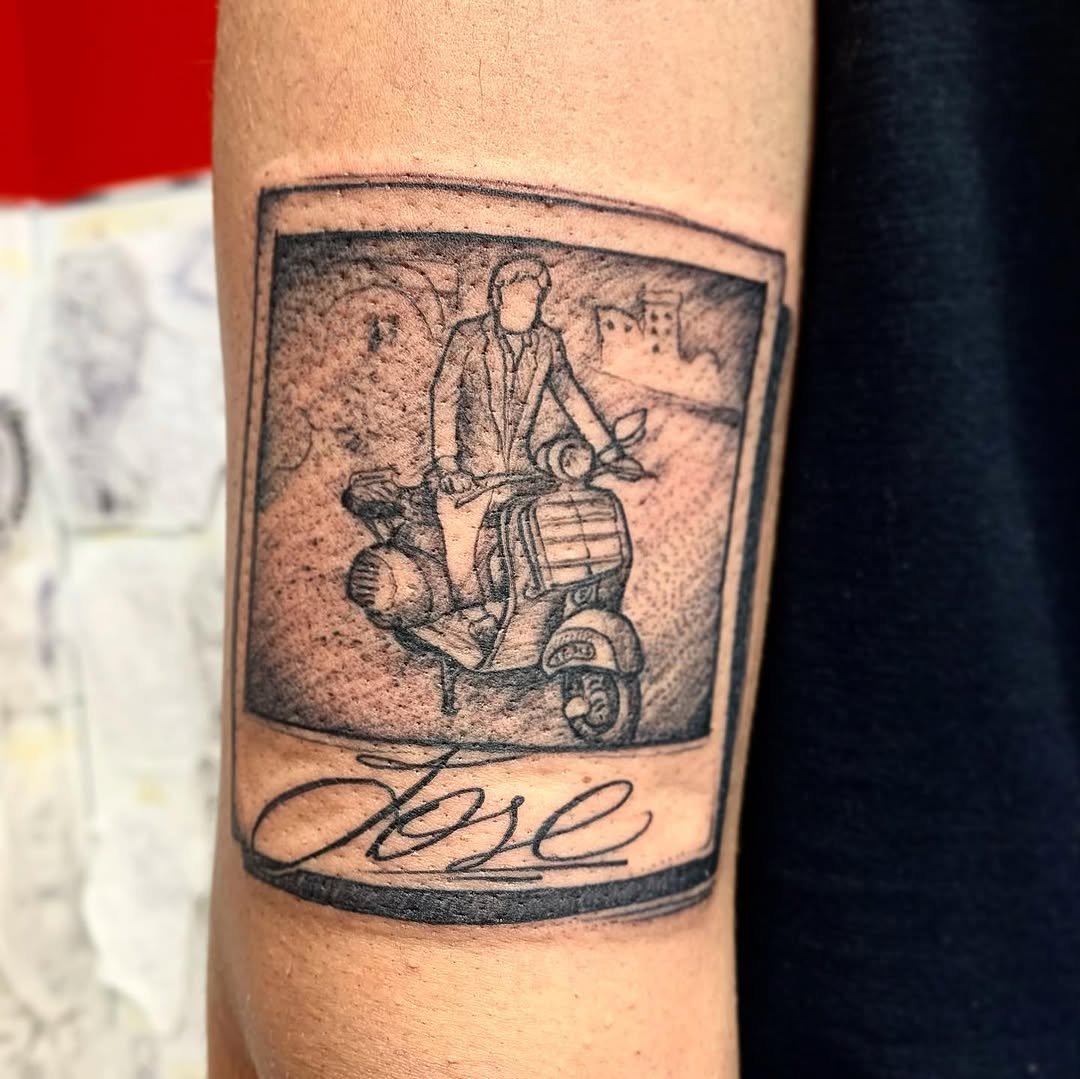 Tatuaje profesional en estudio MartinK Tattoo de una moto