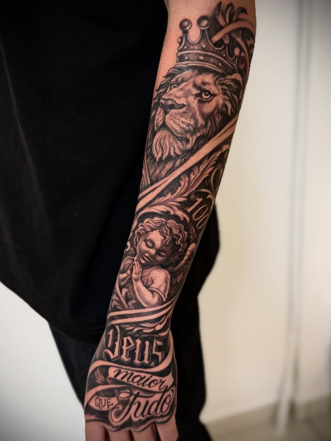 Tatuaje profesional de Manga con león y querubín en estudio MartinK Tattoo