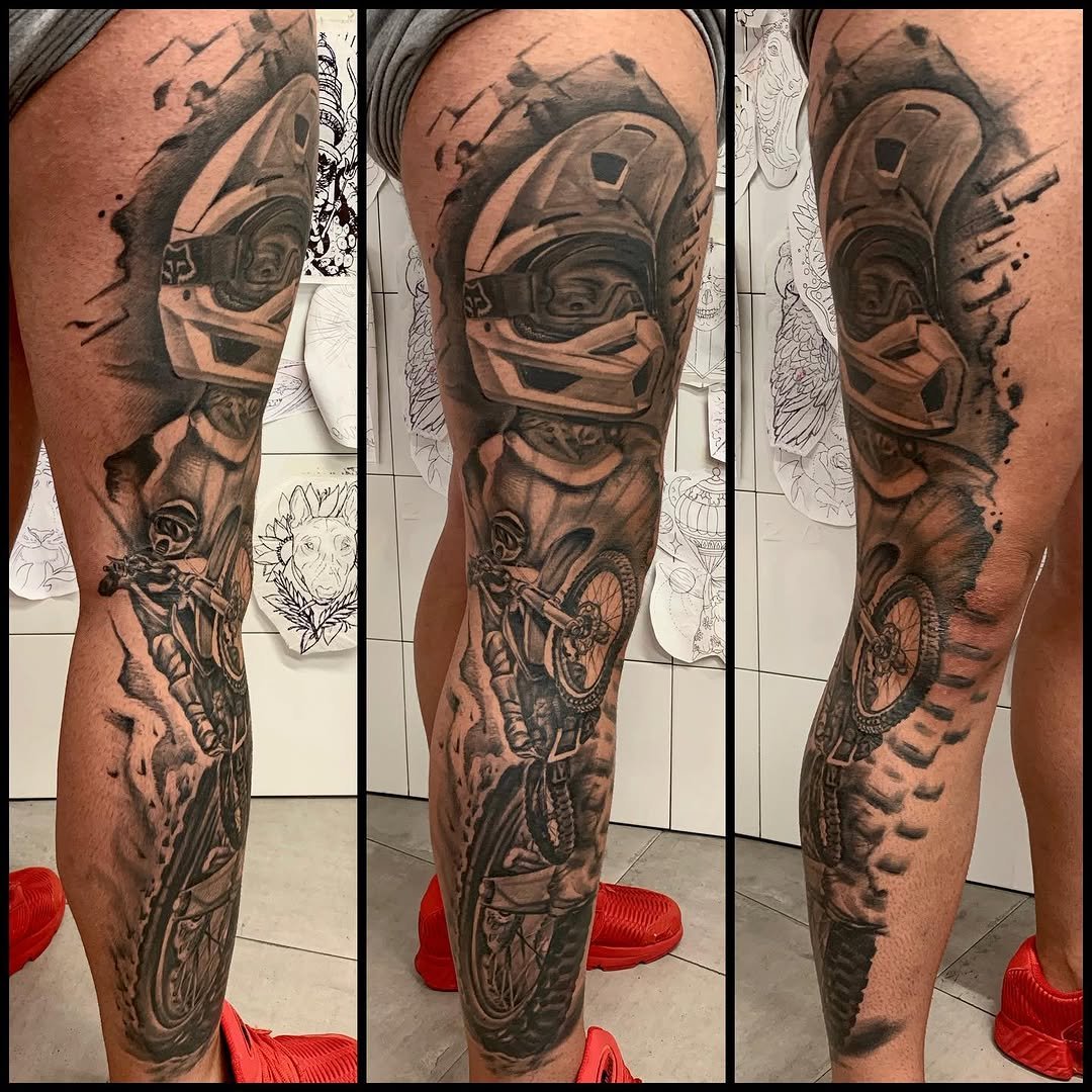 Tatuaje profesional en estudio MartinK Tattoo de motociclismo