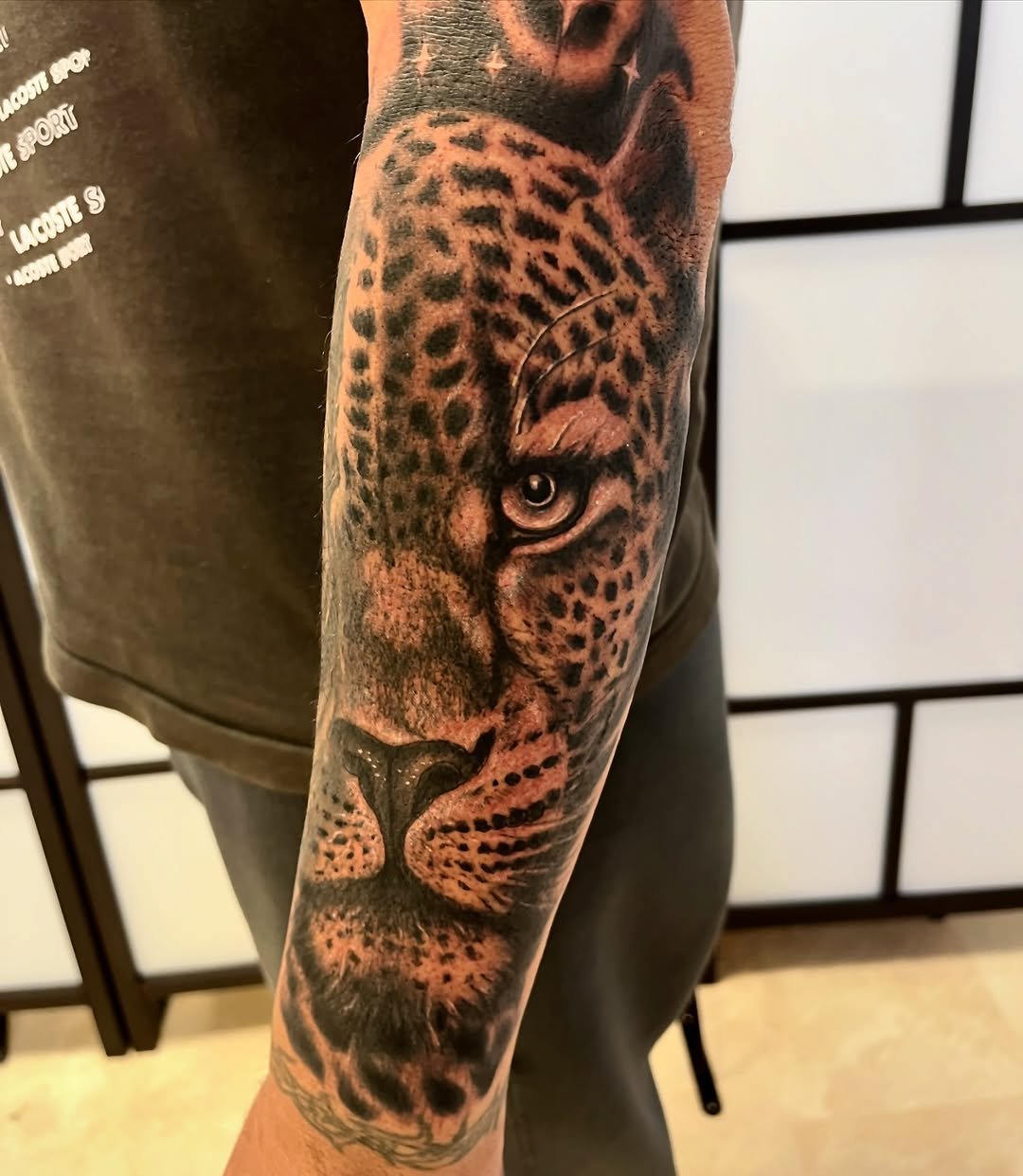 Tatuaje profesional en estudio MartinK Tattoo de La mirada del jaguar