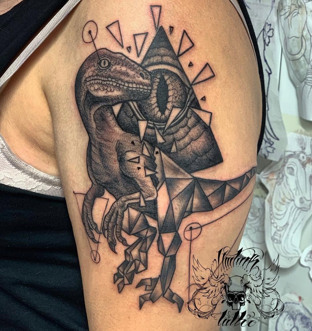 Tatuaje profesional en estudio MartinK Tattoo de un dinosaurio