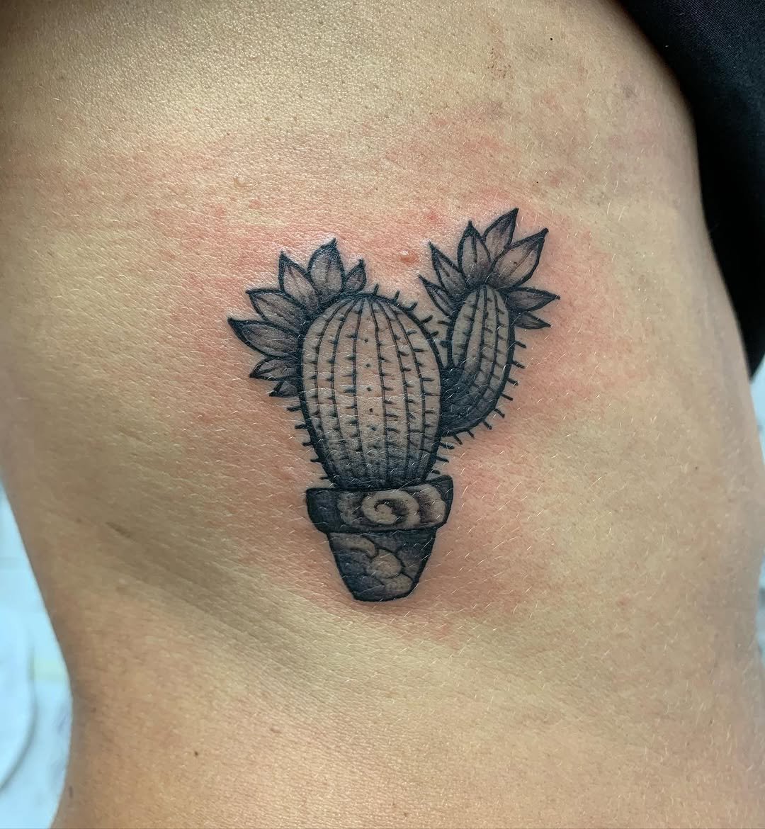 Tatuaje profesional en estudio MartinK Tattoo cactus