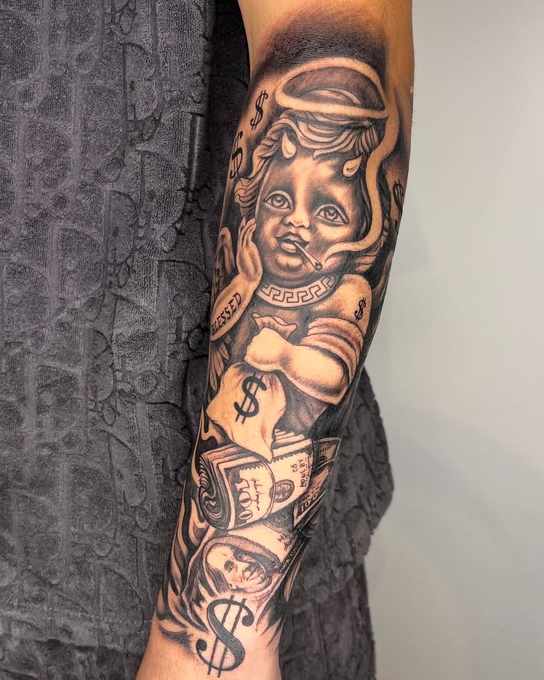 Tatuaje profesional en estudio MartinK Tattoo querubín con dinero