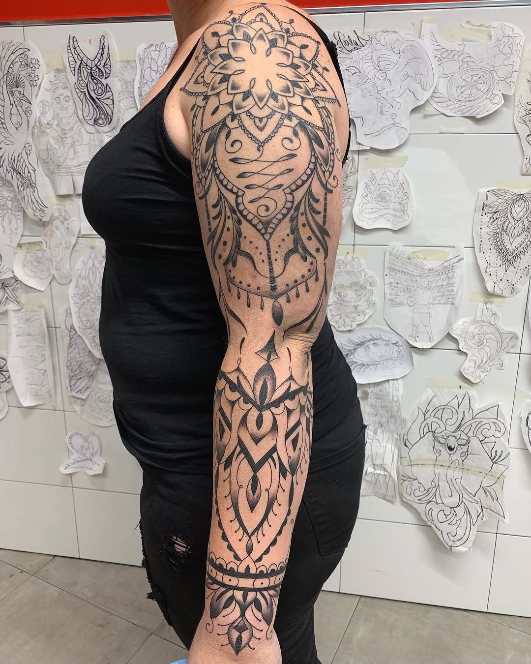 Tatuaje profesional en estudio MartinK Tattoo Mandala Style