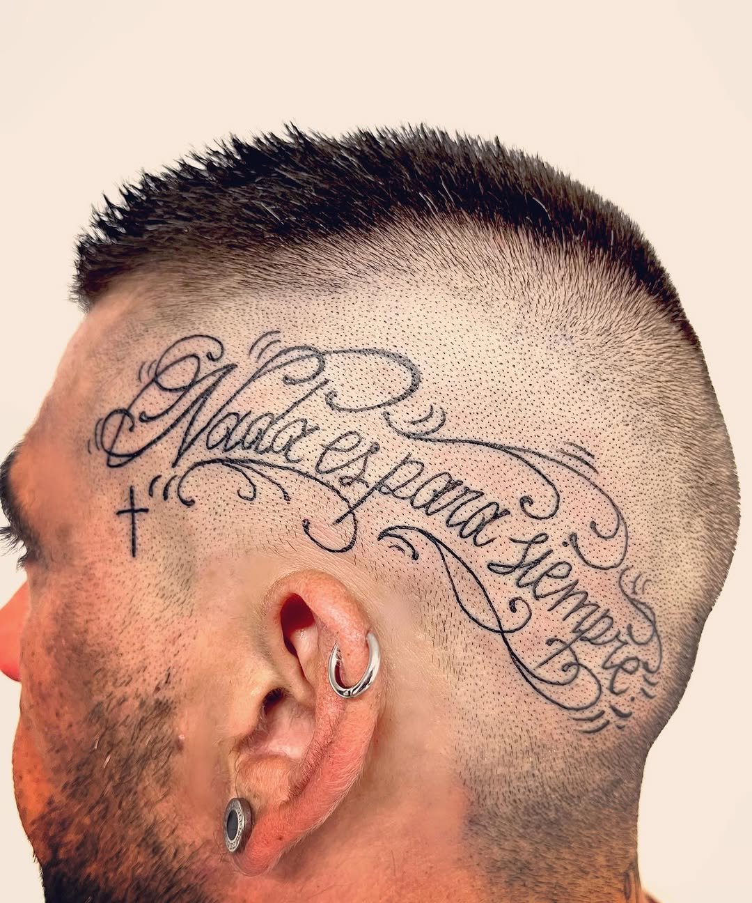 Tatuaje profesional en estudio MartinK Tattoo Lettering en la cabeza