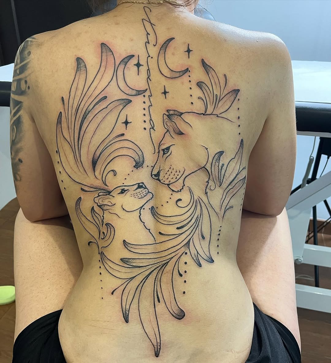 Tatuaje profesional en estudio MartinK Tattoo de una leona con su cría bajo la luna estilo lineal