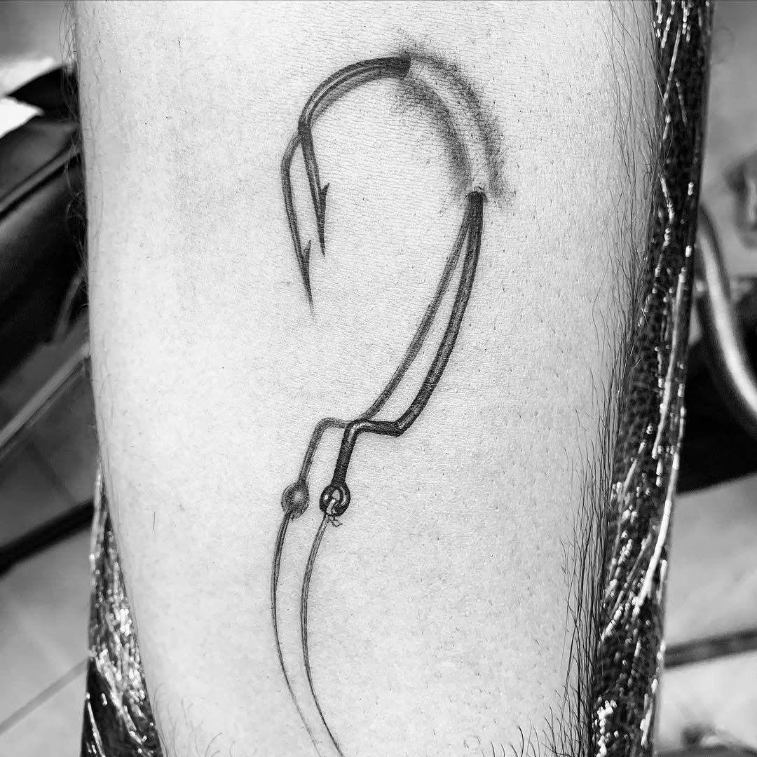 Tatuaje profesional en estudio MartinK Tattoo de un anzuelo