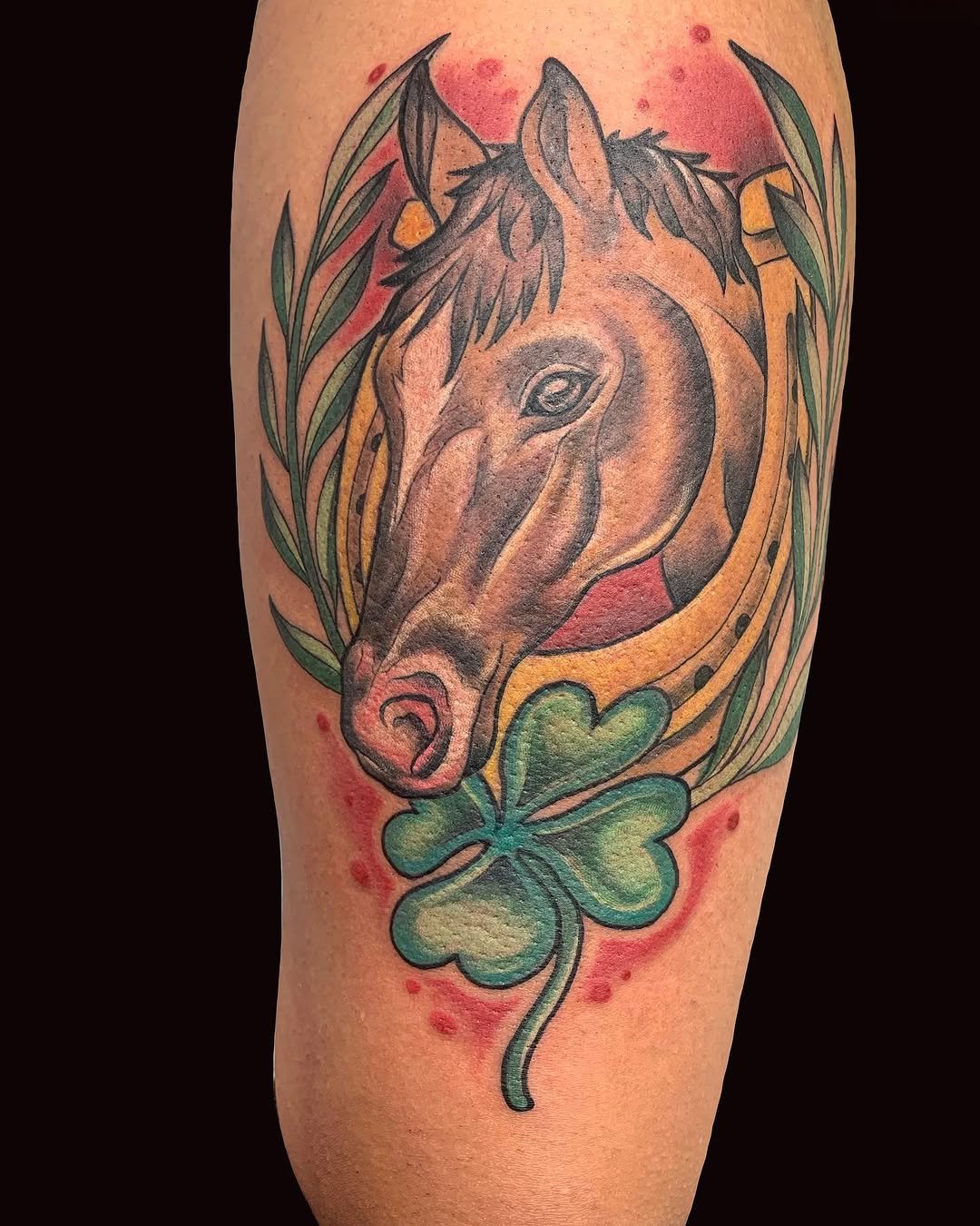 Tatuaje profesional en estudio MartinK Tattoo de un caballo con un trebol