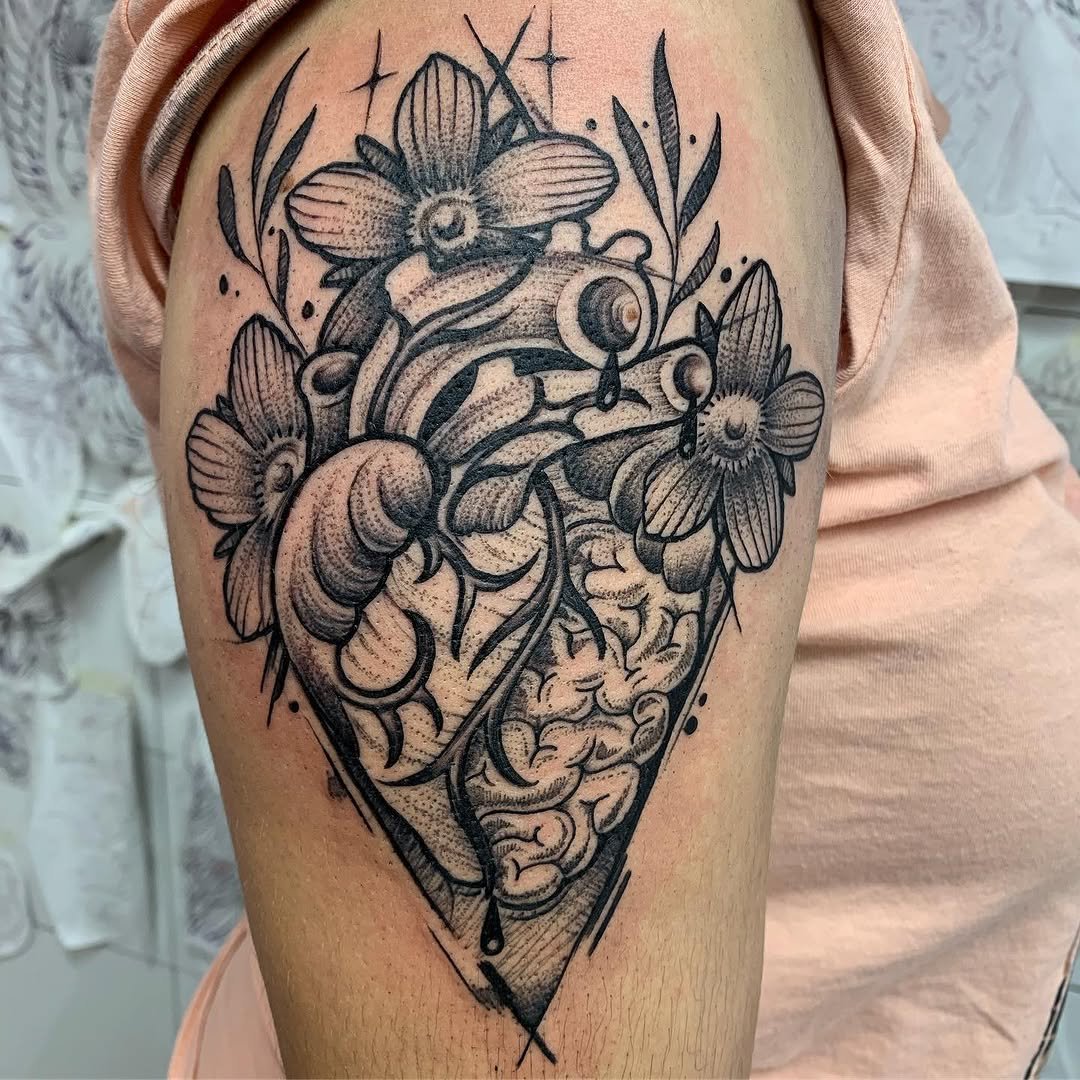 Tatuaje profesional en estudio MartinK Tattoo Cerebro o corazón y flores