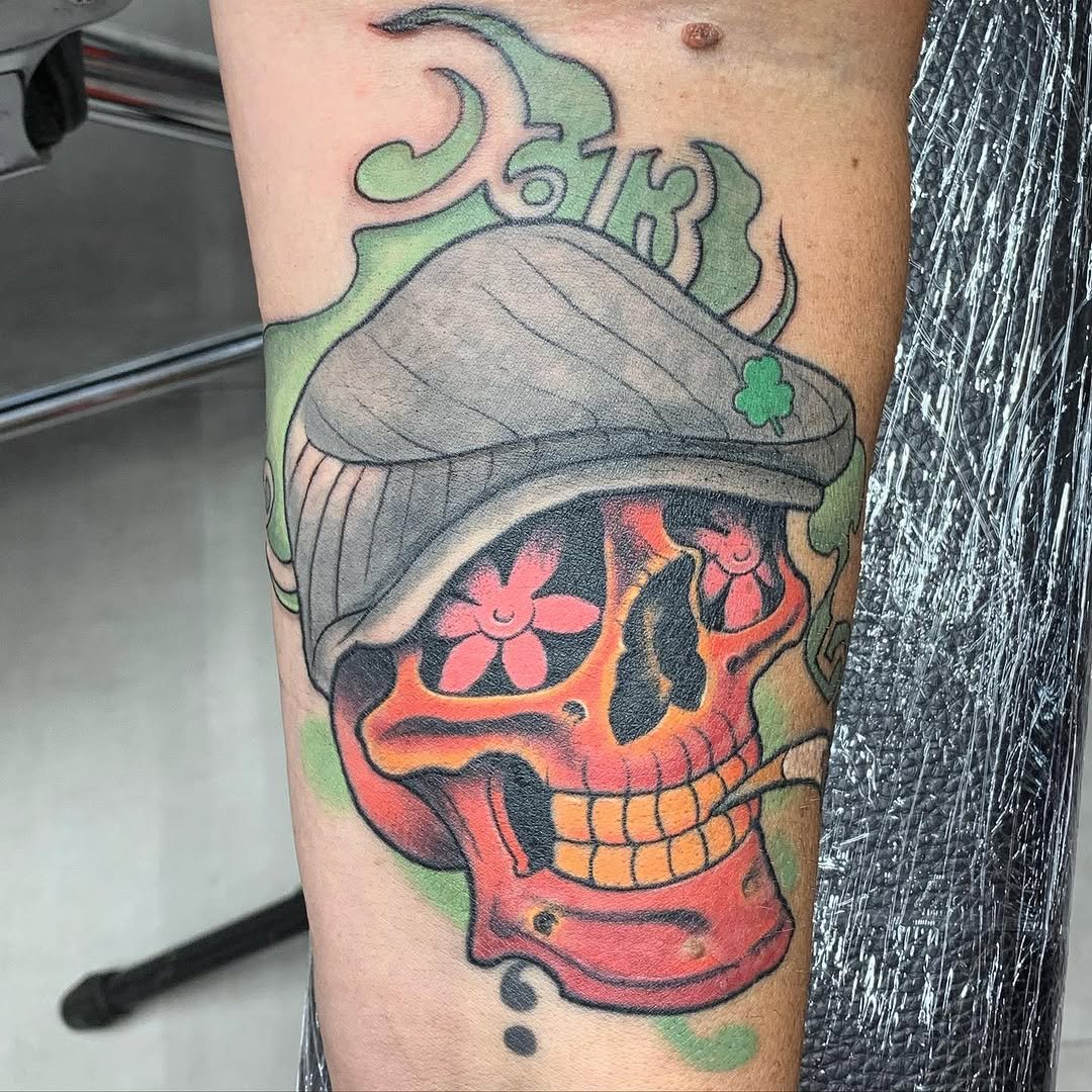 Tatuaje profesional en estudio MartinK Tattoo calavera con boina y cigarrillo fumando